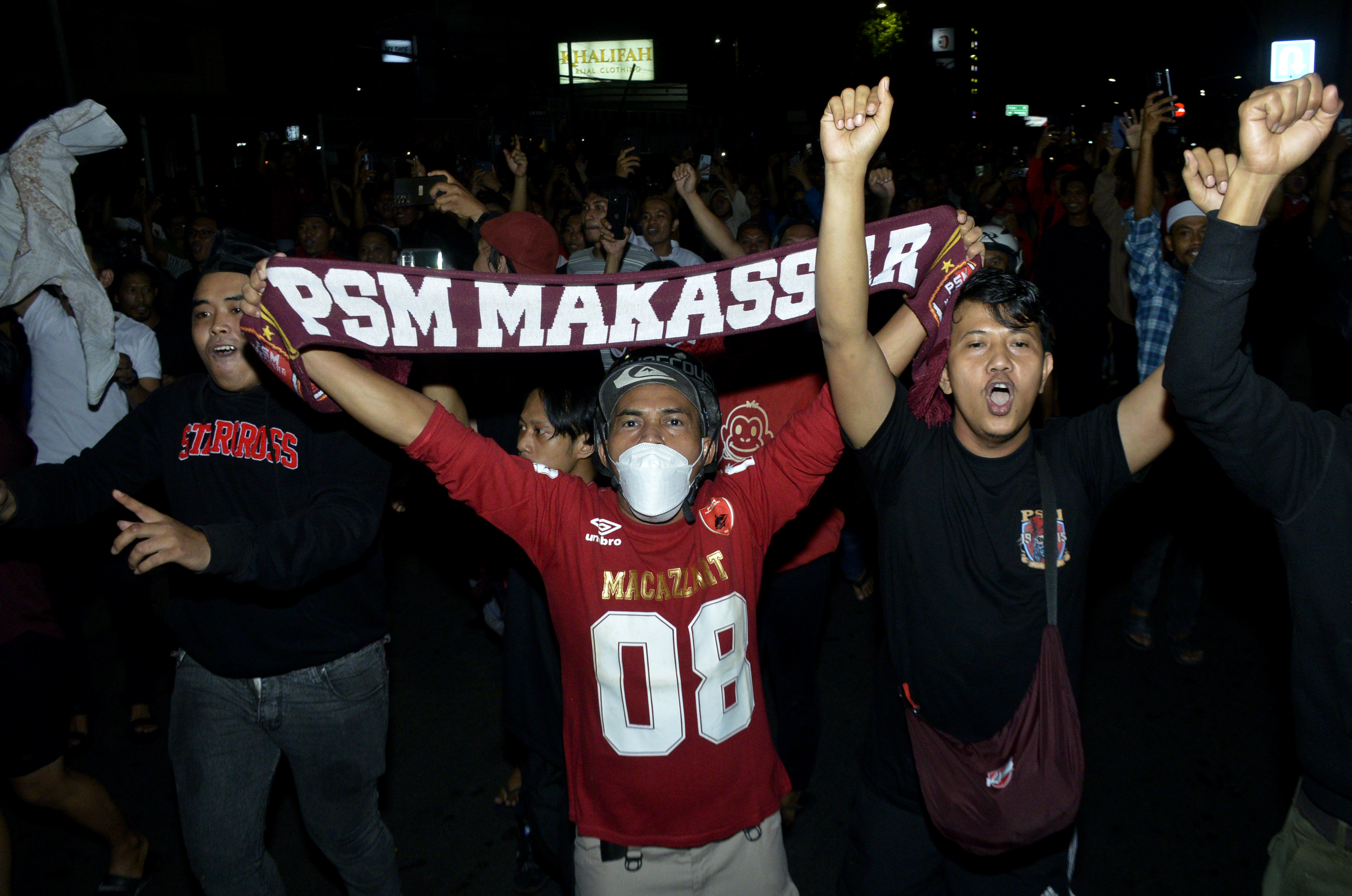 Suporter merayakan kemenangan PSM Makassar atas Madura United usai nonton bareng pertandingan BRI Liga 1 di Makassar, Sulawesi Selatan.