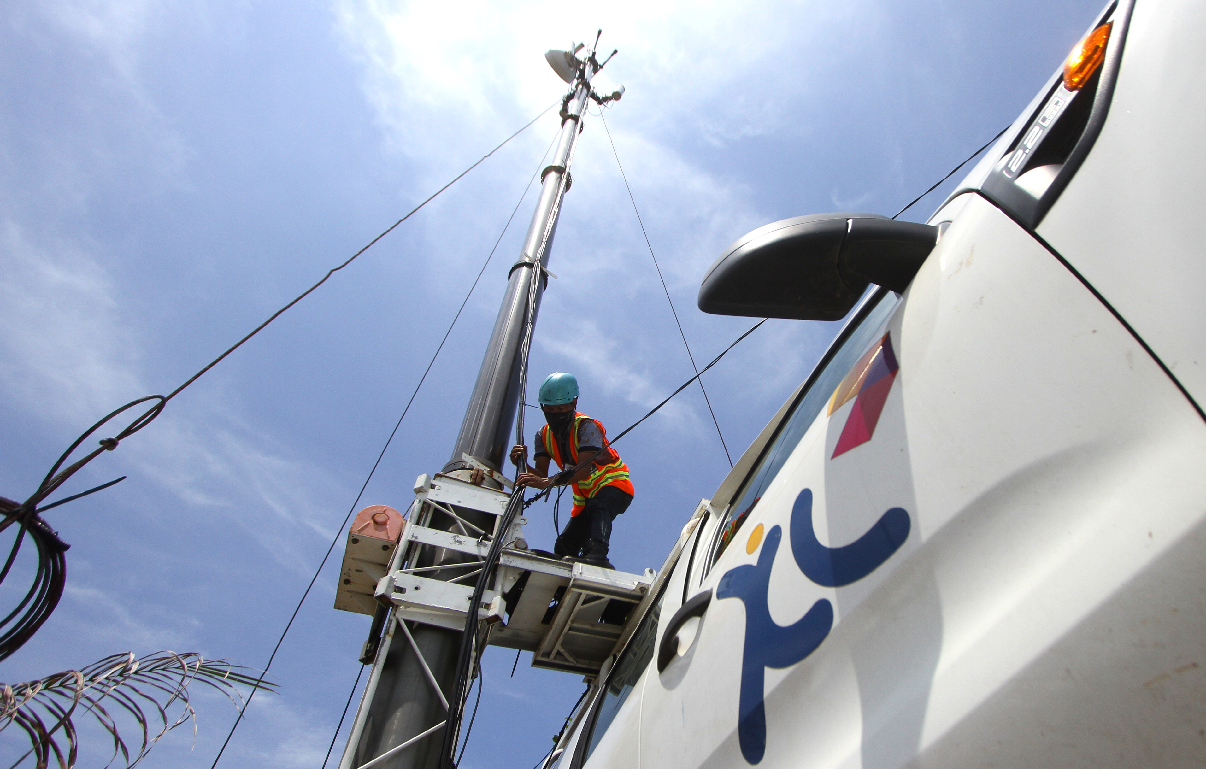 Teknisi melakukan perawatan Mobile Base Transceiver Station XL Axiata di Sekumpul, Martapura, Kalimantan Selatan, Kamis (13/2/2020).