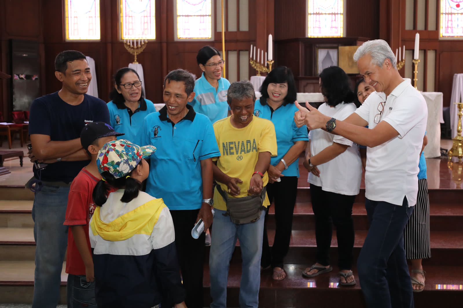 Gubernur Ganjar Pranowo berdialog dengan panitia Paskah Gereja Santo Antonius Solo