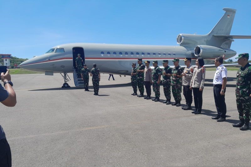 Panglima TNI Laksamana TNI Yudo Margono saat tiba di Bandara Komodo, Labuan Bajo, Kabupaten Manggarai Barat, Rabu (19/4). 