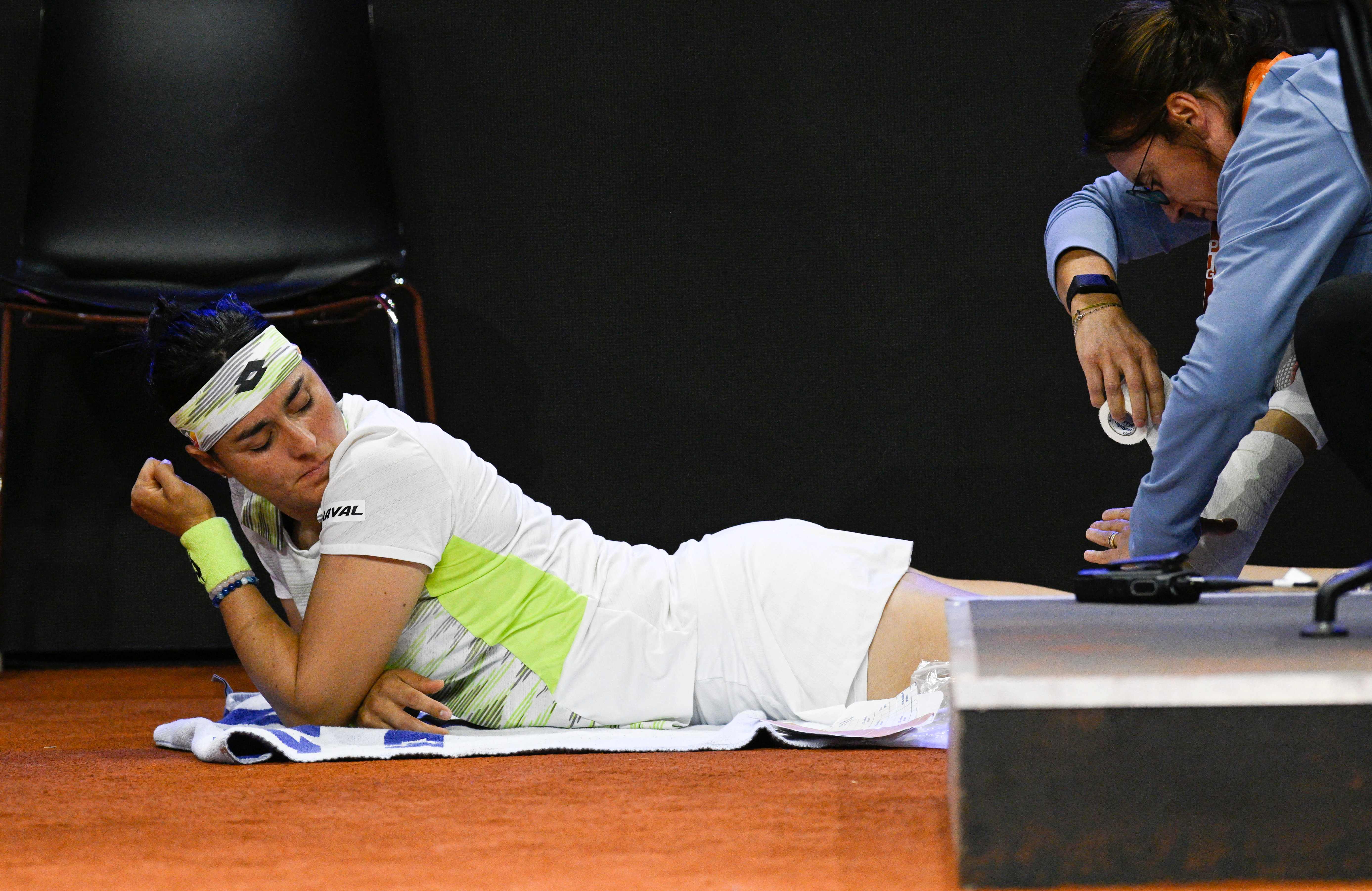 Petenis Tunisia Ons Jabeur mendapatkan perawatan saat tampil di semifinal Stuttgart Terbuka.