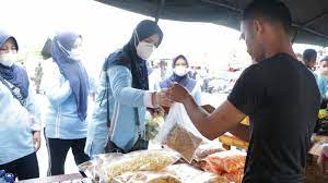 Lanud Sutan Sjahrir menggelar bazar murah untuk warga sekitar Tunggul Hitam, Kota Padang, Sumatra Barat, kemarin. 