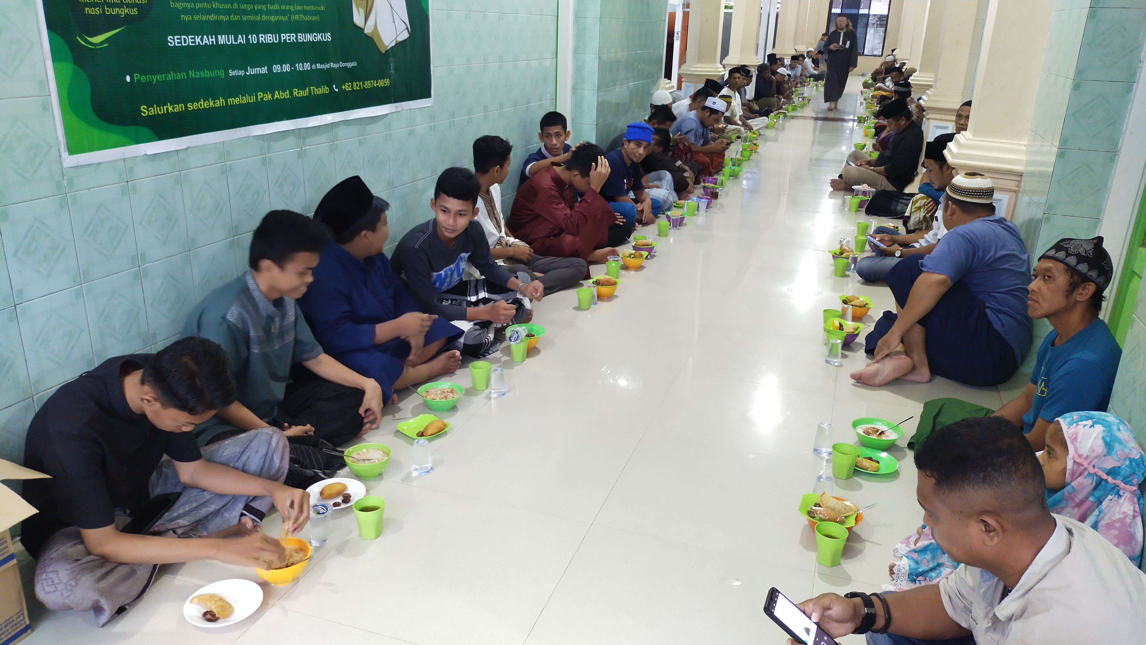 Warga bersiap buka puasa dengan peca di Masjid Raya Donggala, Sulawesi Tengah