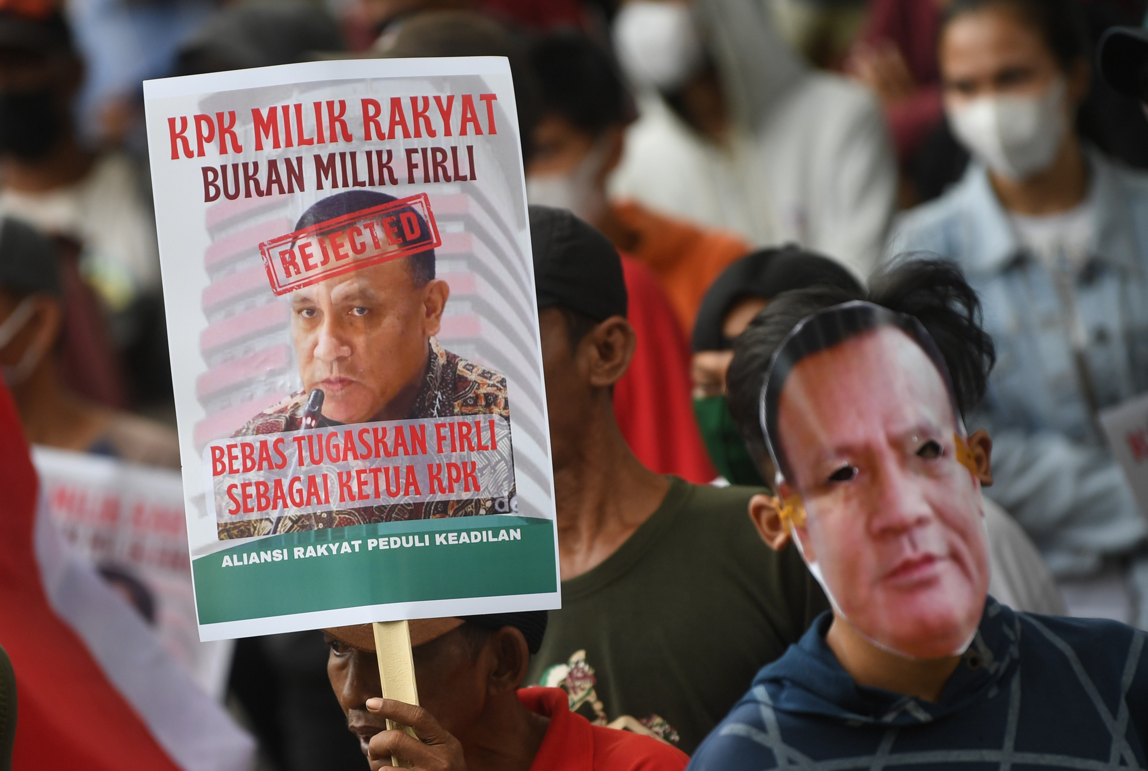 Sejumlah mahasiswa membawa poster saat berunjuk rasa menolak sikap Ketua KPK Firli Bahuri yang memberhentikan Endar Priantoro.