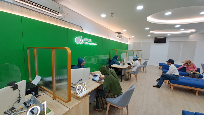 Layanan kepada peserta di Kantor BPJS Ketenagakerjaan Cabang Palembang.