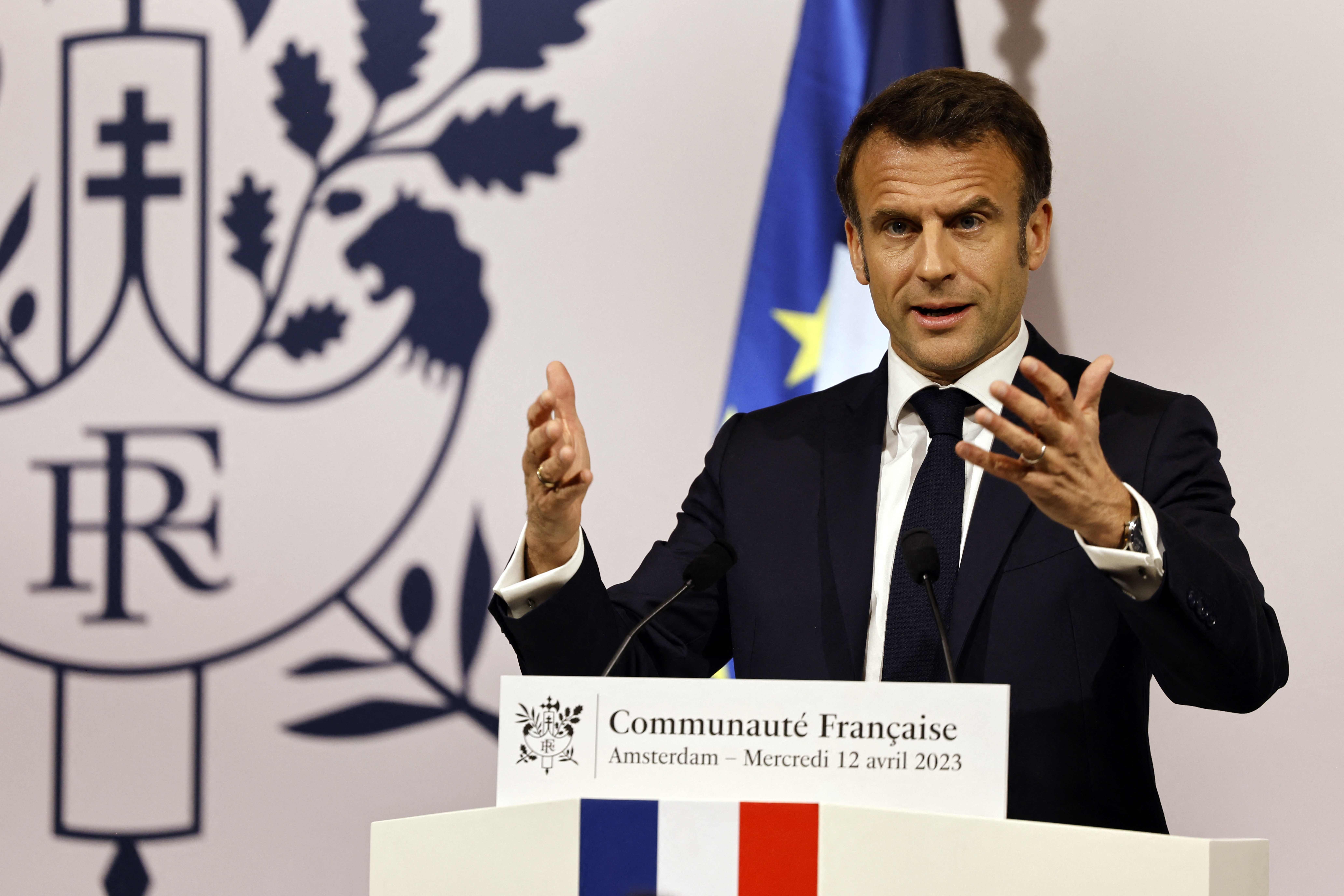 Macron Diikuti Demonstran Hingga ke Belanda