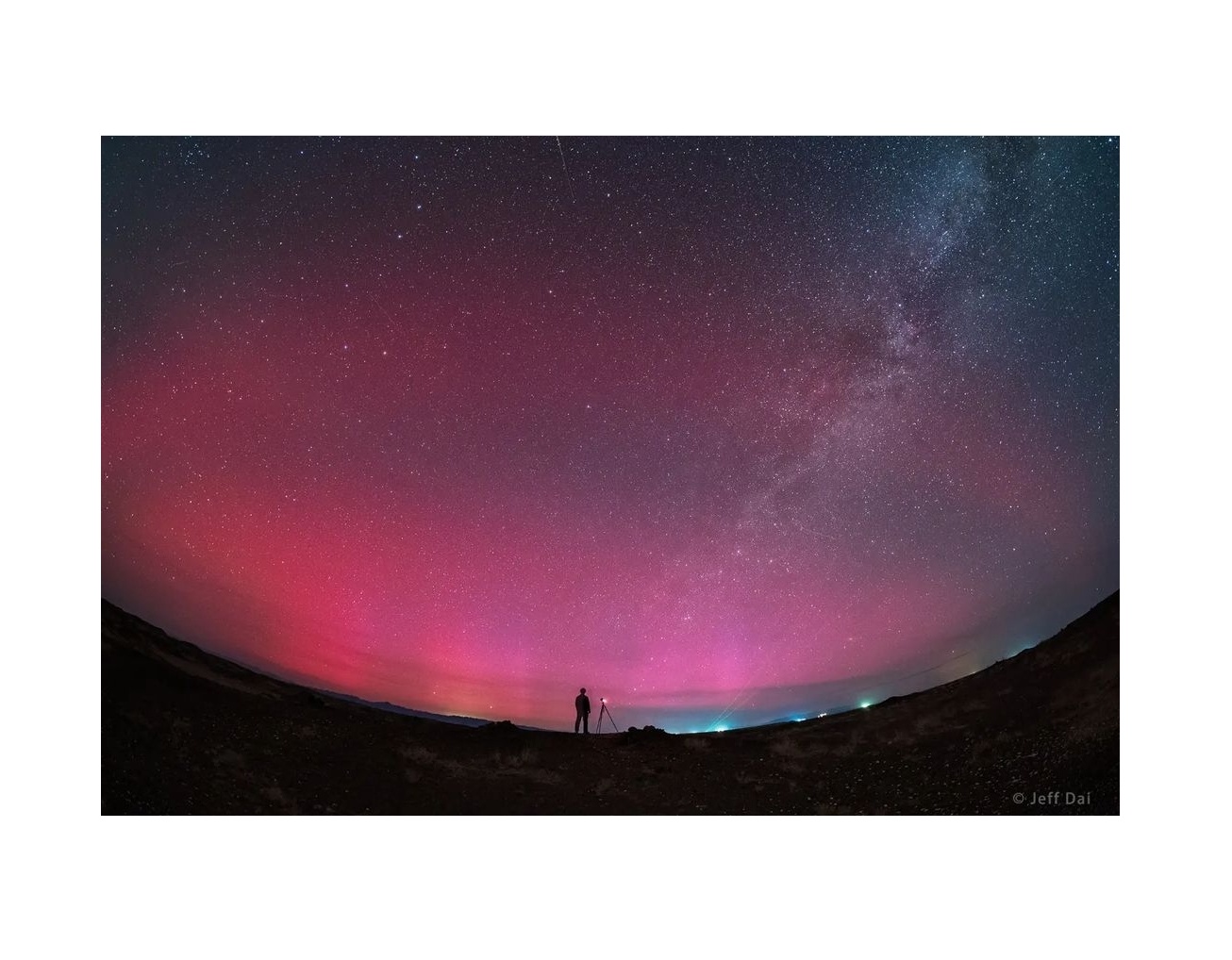 Astrofotografer Jeff Dai mengunggah foto aurora yang dipotretnya di wilayah Karamay, Xinjiang, Tiongkok, Minggu (23/4).