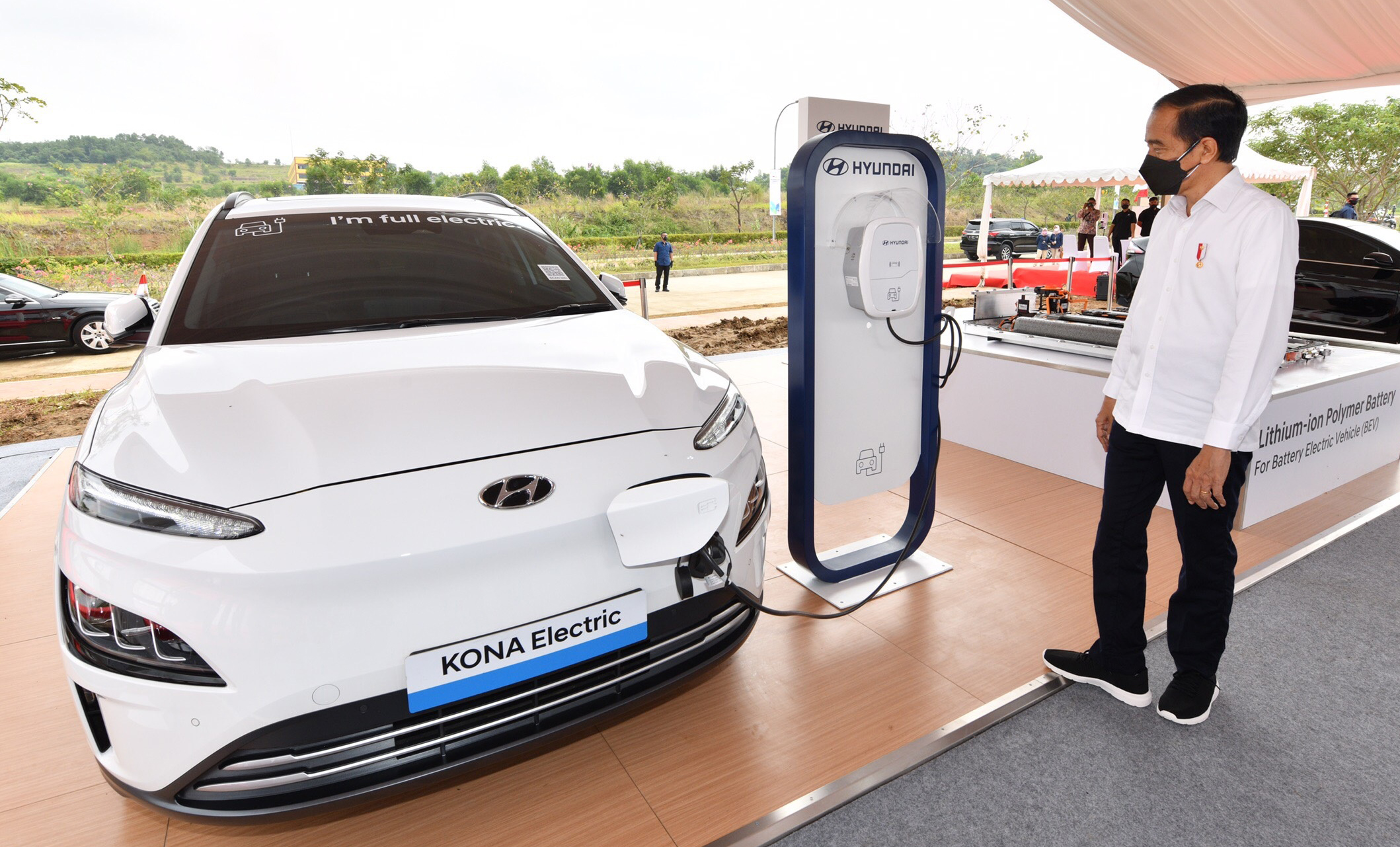 Presiden Jokowi saat groundbreaking pembangunan pabrik baterai kendaraan listrik pertama di Asia Tenggara di Karawang, Jabar, tahun 2021.
