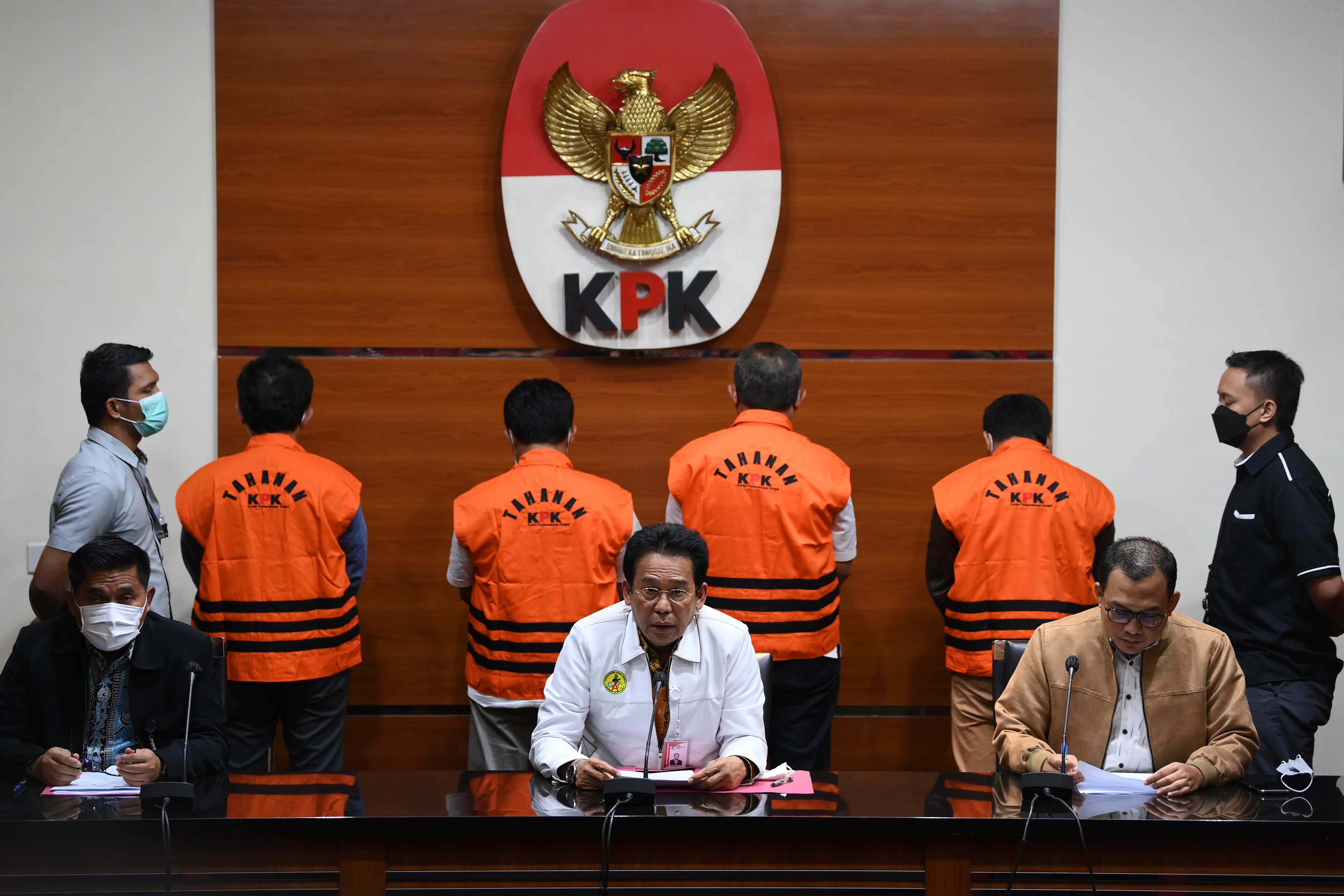 Wakil Ketua KPK Johanis Tanak (tengah)