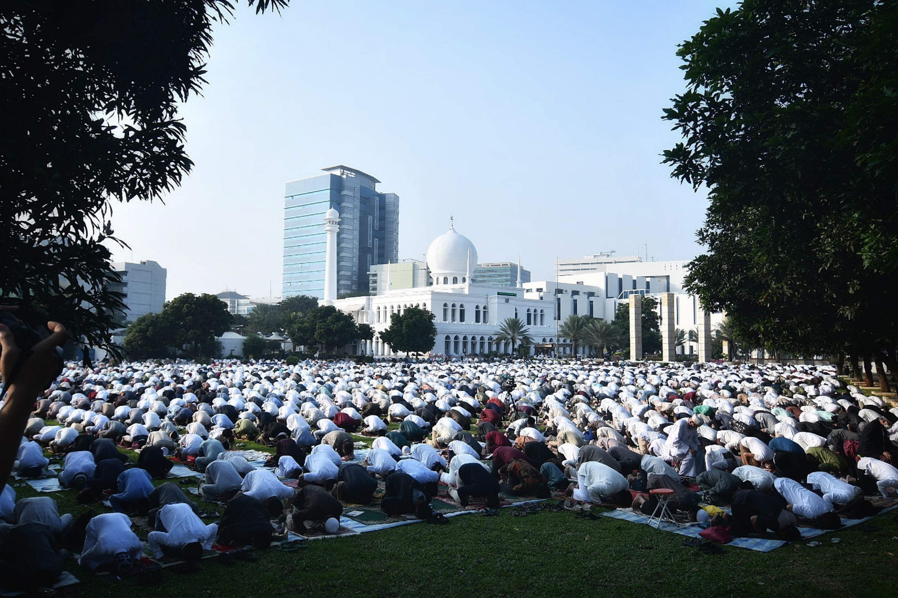 Umat Muslim melaksanakan Sholat Idul Fitri 1442 H / 2021 M di Masjid Al-Azhar, Jakarta, Kamis (13/5/2021).