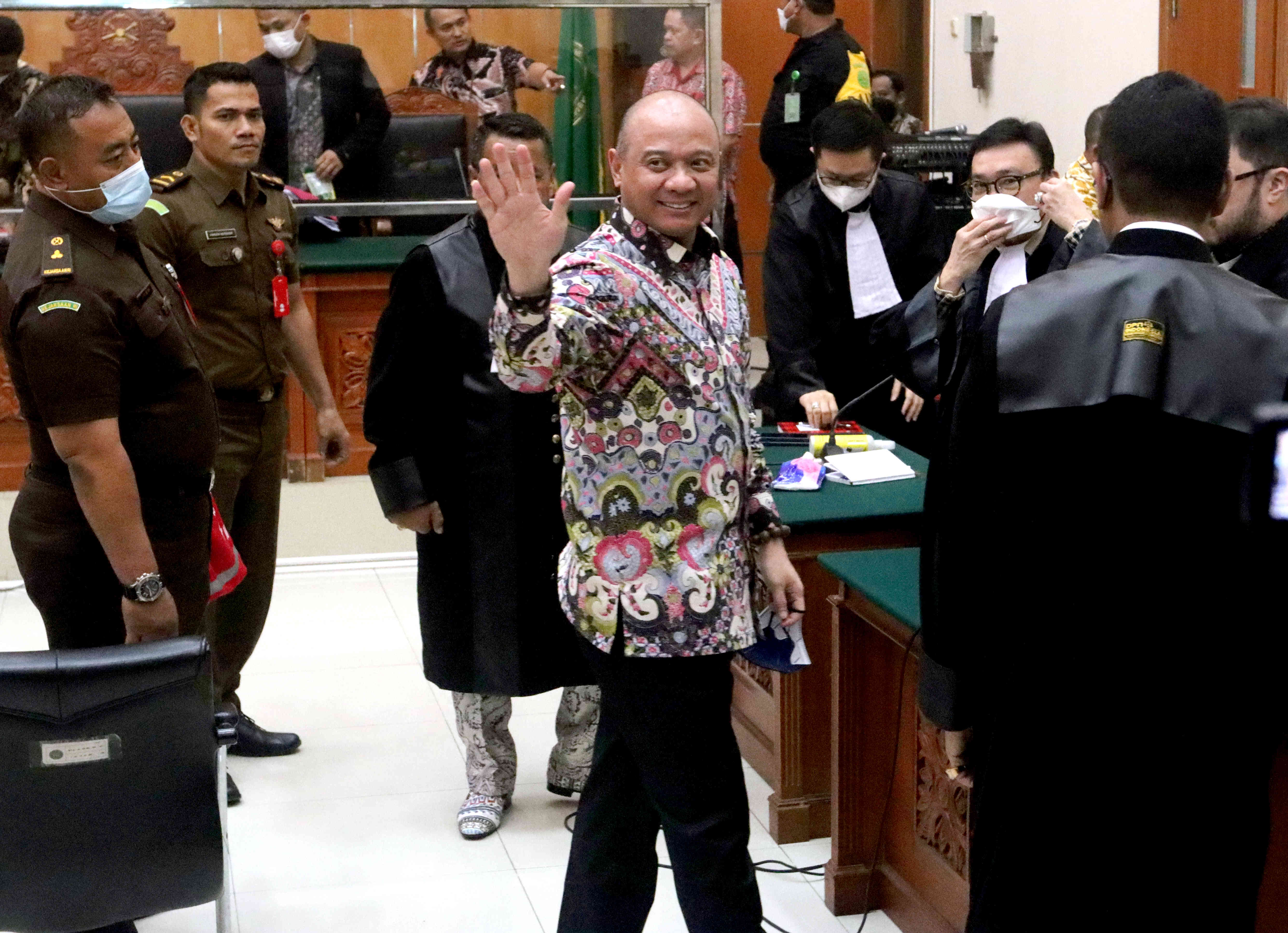 Mantan Kapolda Sumatra Barat, Irjen Pol Teddy Minahasa Putra (tengah)