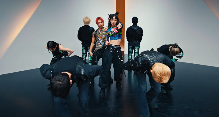 Taeyang dan LIsa Blackpink di video lagu baru mereka.