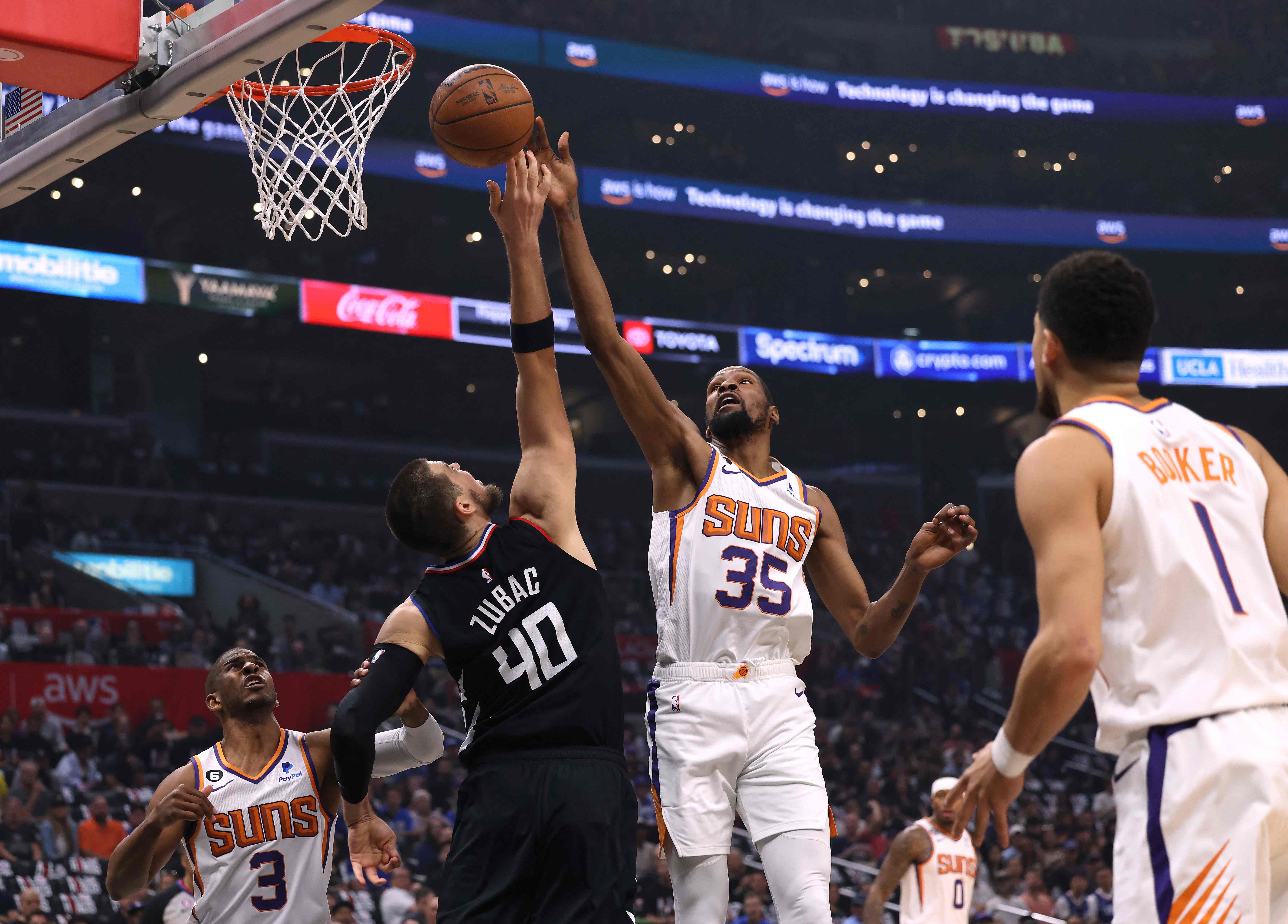 Laga playoff NBA antara Los Angeles Clippers dan Phoenix Suns