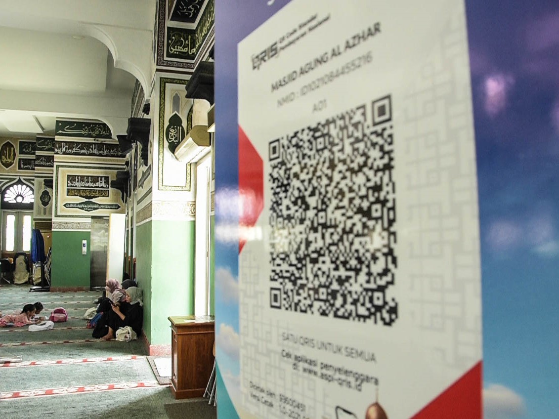 Warga beristirahat di Masjid Agung Al Azhar, Kebayoran Baru, Jakarta Selatan, Selasa (11/4/2023).