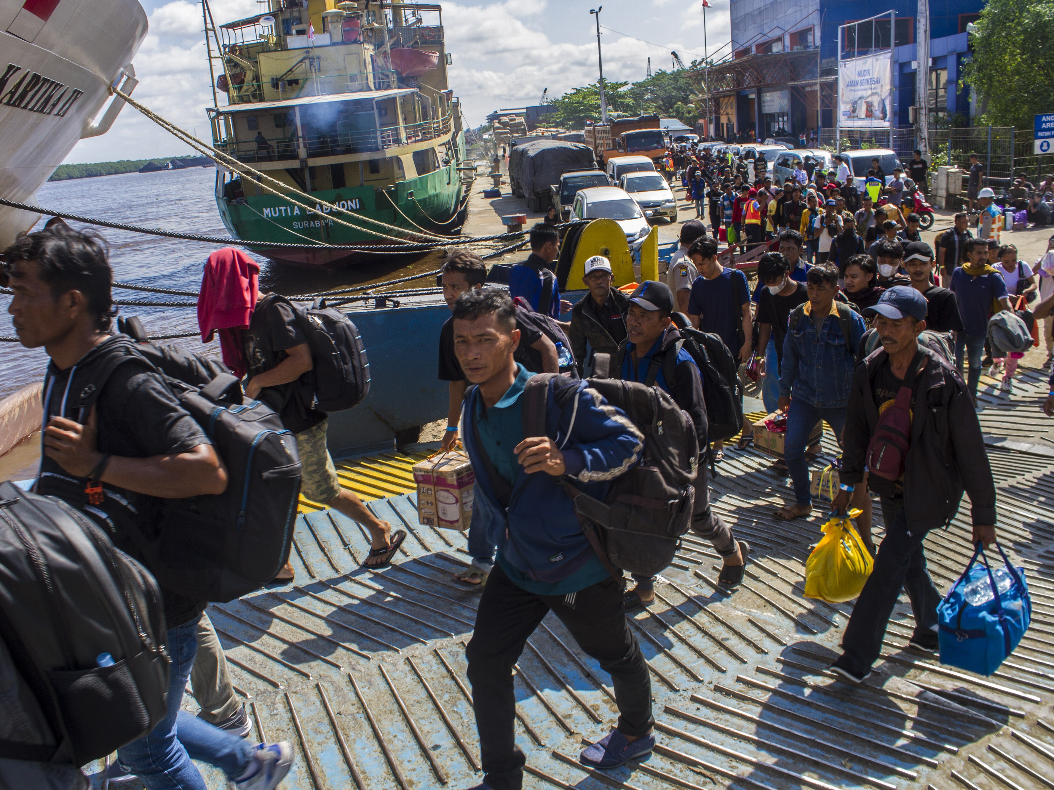 Sejumlah penumpang berjalan menuju Kapal Motor (KM) Dharma Kartika IX di Pelabuhan Trisakti Banjarmasin, Kalimantan Selatan, Senin (17/4).