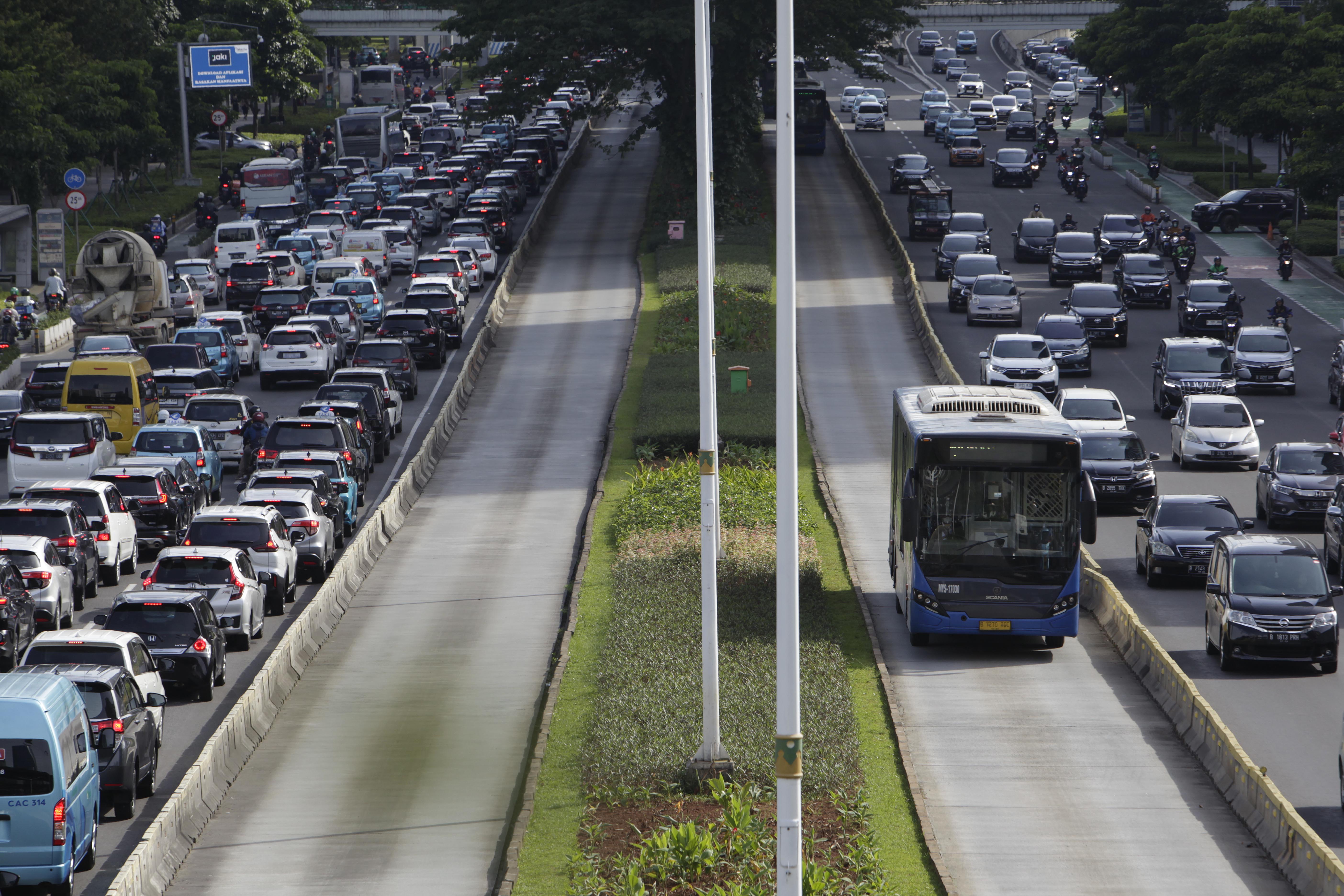 Bus Transjakarta melintasi di jalur busway koridor 1 di kawasan Sudirman, Jakarta.