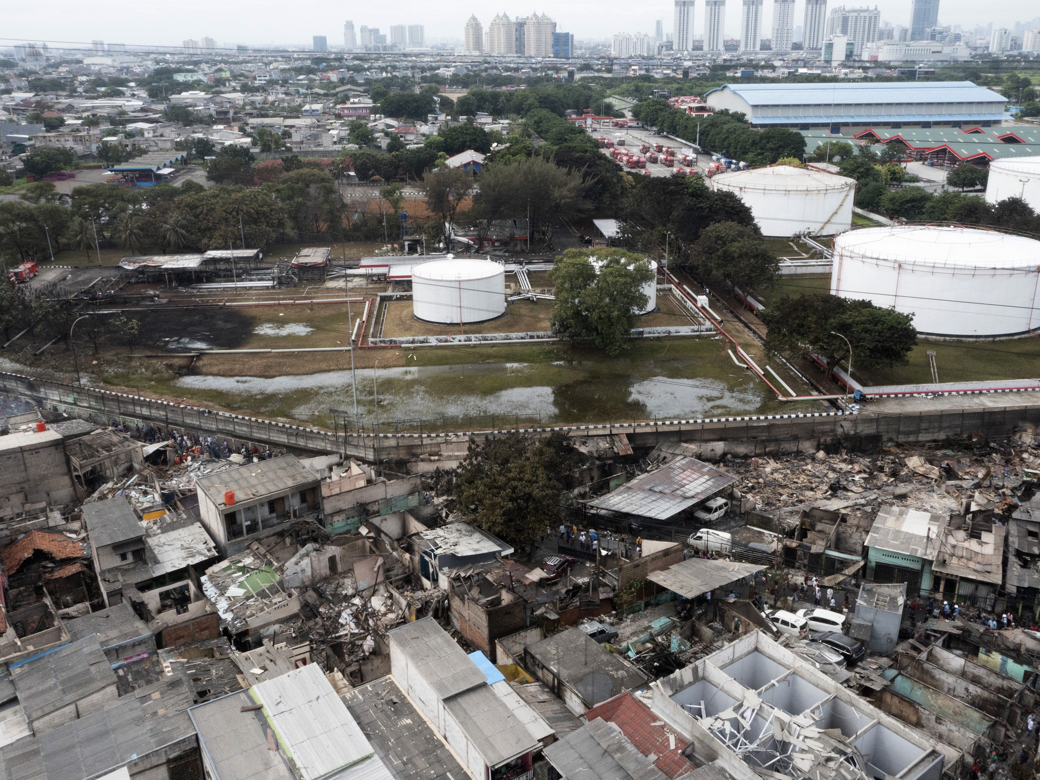 Foto udara permukiman penduduk yang hangus terbakar dampak kebakaran Depo Pertamina Plumpang di Jalan Koramil, Rawa Badak Selatan, Koja.