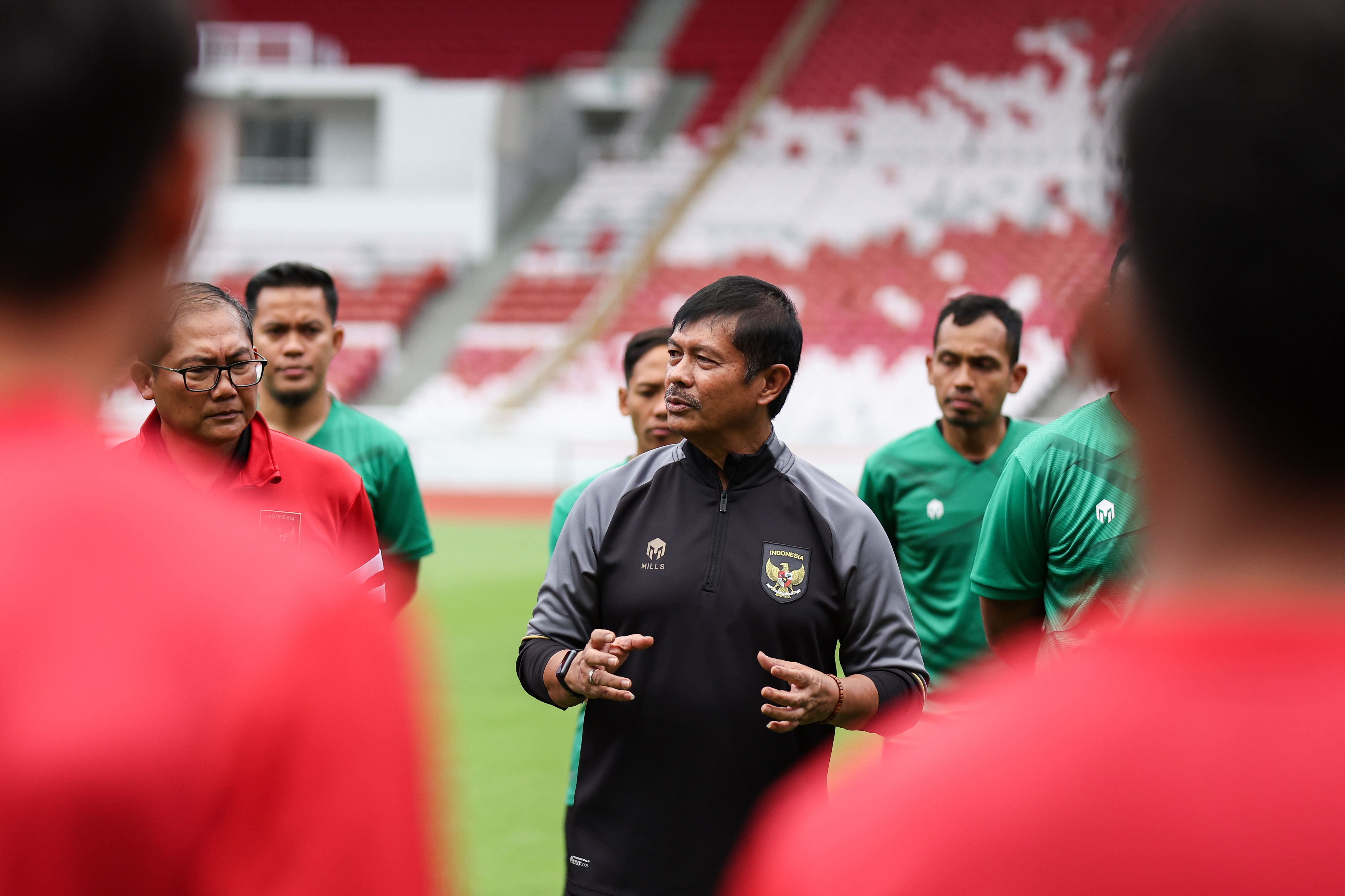 Pelatih tim U-22 Indonesia Indra Sjafri memberikan arahan kepada pemain seusai melakukan latihan perdana sebagai persiapan berlaga di ajang 