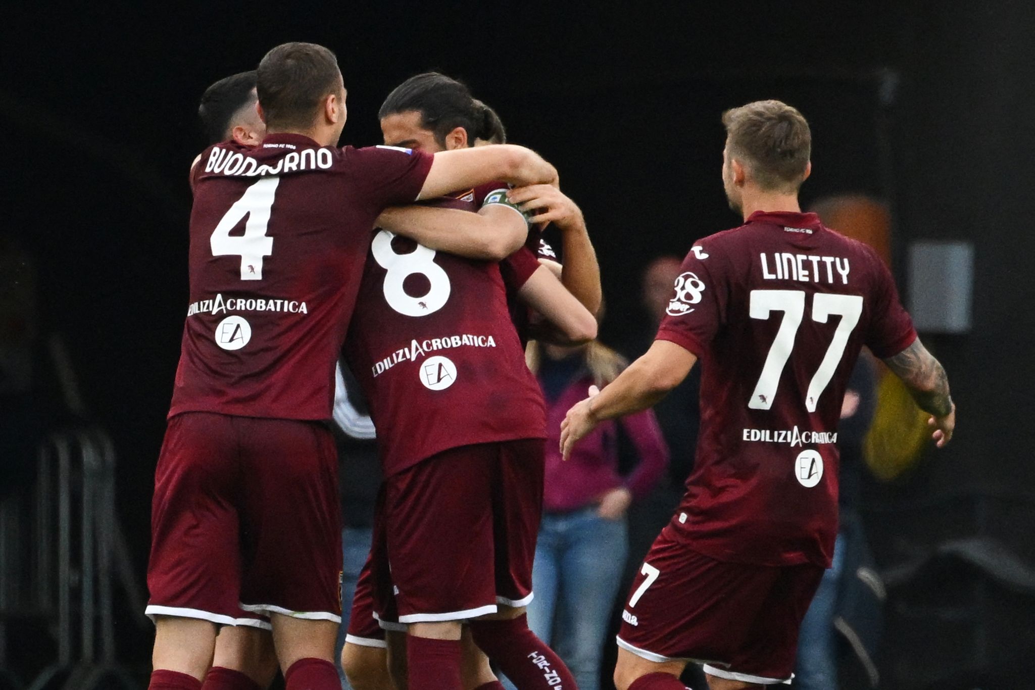 Para pemain Torino melakukan selebrasi usai mencetak gol ke gawang Lazio di laga Serie A.