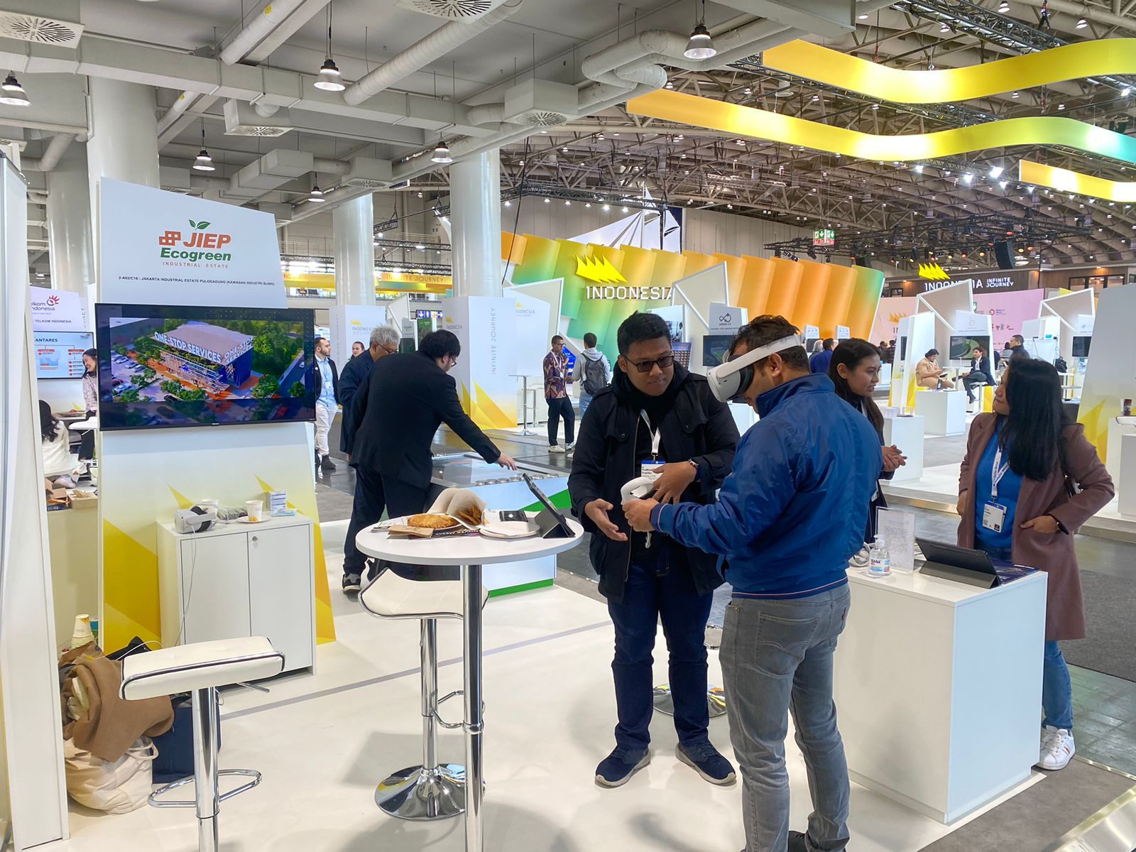 Ilustrasi. Para pengunjung dalam pameran Hannover Messe 2023 di Jerman.