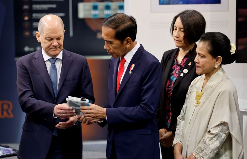 Presiden Jokowi dan Kanselir Jerman Olaf Scholz meninjau produk di Hannover Messe 2023.