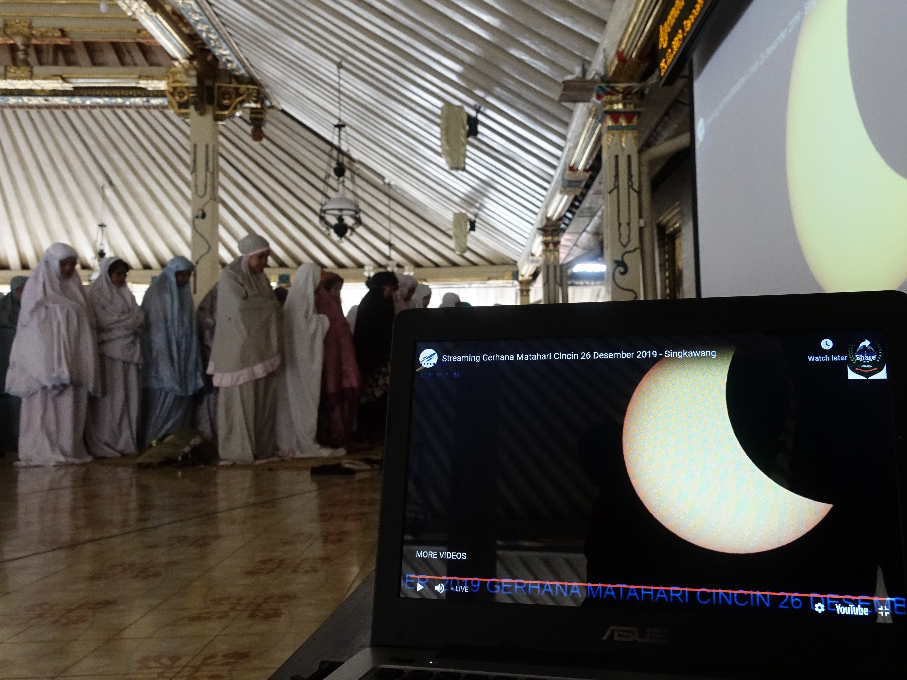 Sejumlah warga melaksanakan salat gerhana matahari di Masjid Gede Kauman, Yogyakarta, Kamis (26/12/2019).