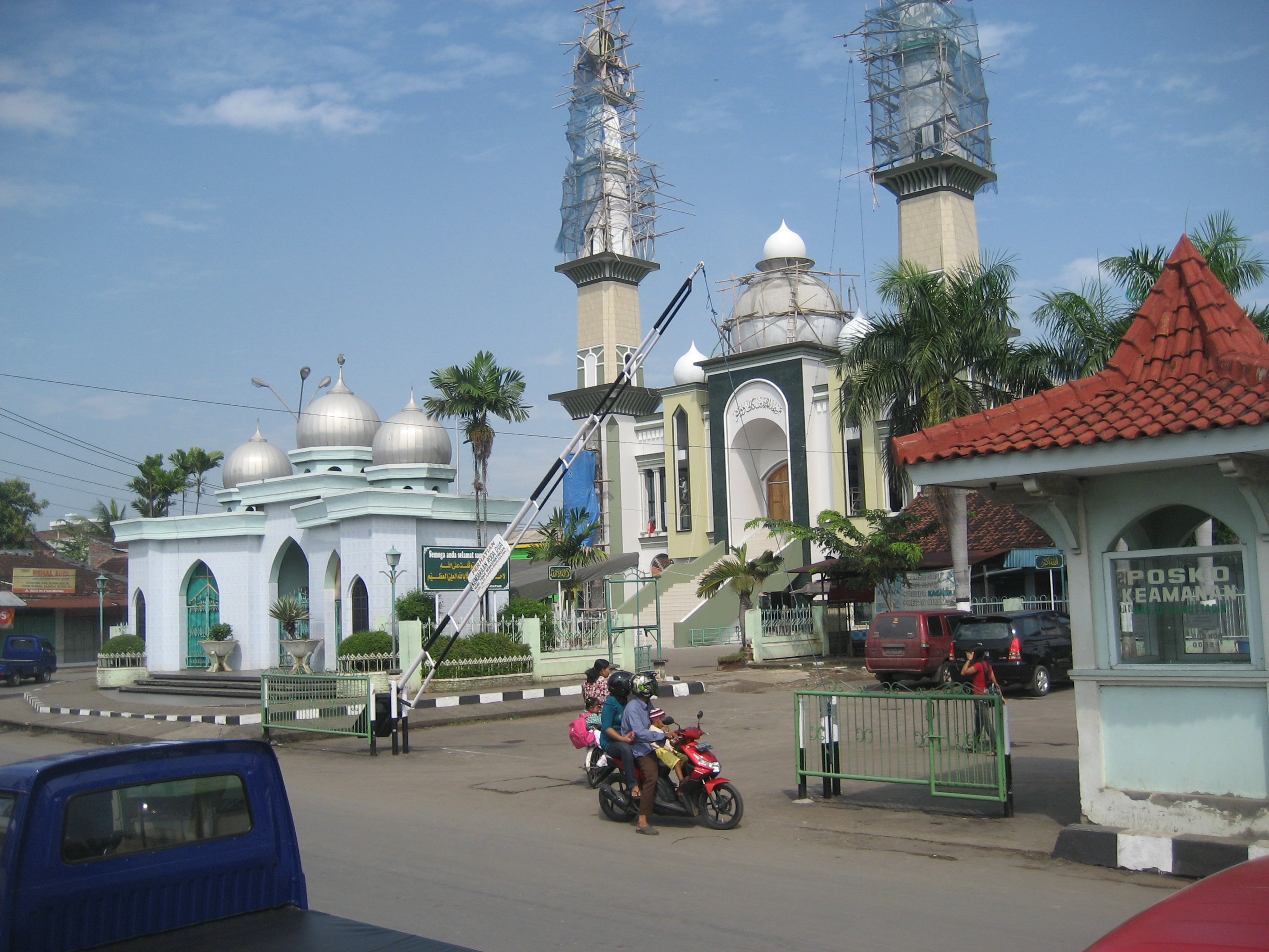Masjid Agung Kaliwungu, Kabupaten Kendal, Jawa Tengah menjadi tempat favorit bagi warga dan para santri. 