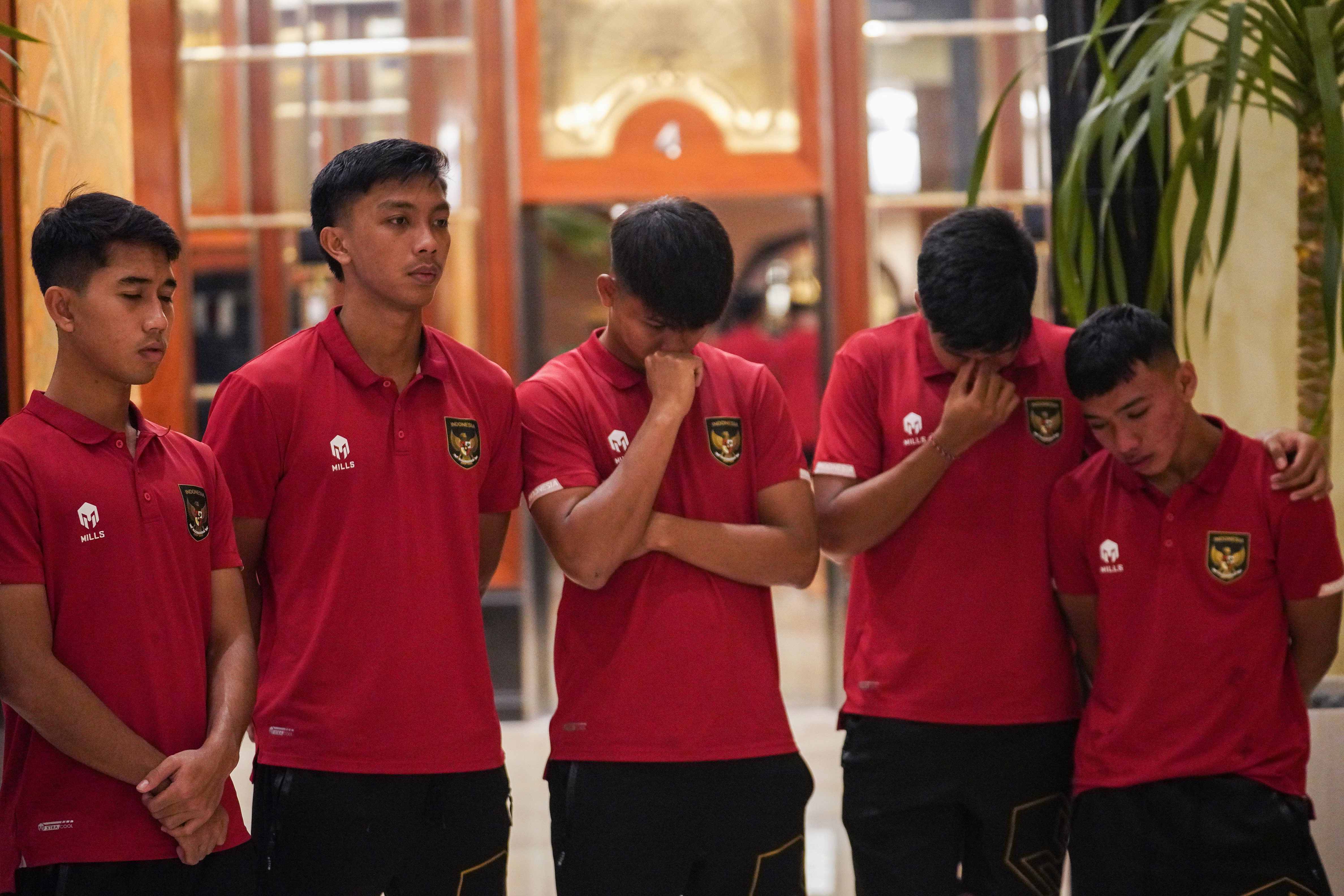 Pemain Tim U-20 tidak kuasa menahan tangis saat pengumuman Indonesia batal menjadi tuan rumah Piala Dunia U-20.