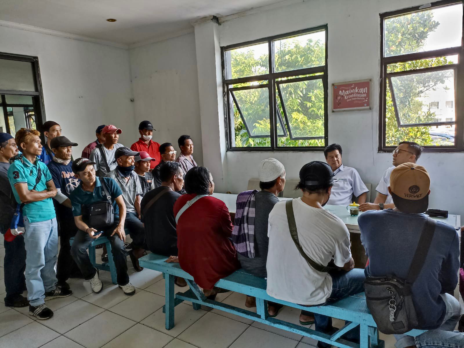 BPJS Ketenagakerjaan) Kantor Cabang Jakarta Kelapa Gading melakukan sosialisasi dan edukasi kepada pekerja sektor informal di terminal.