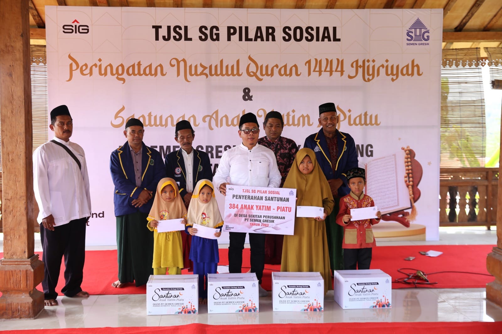 Semen Gresik menyerahkan santunan kepada anak yatim piatu di Rembang, Jawa Tengah