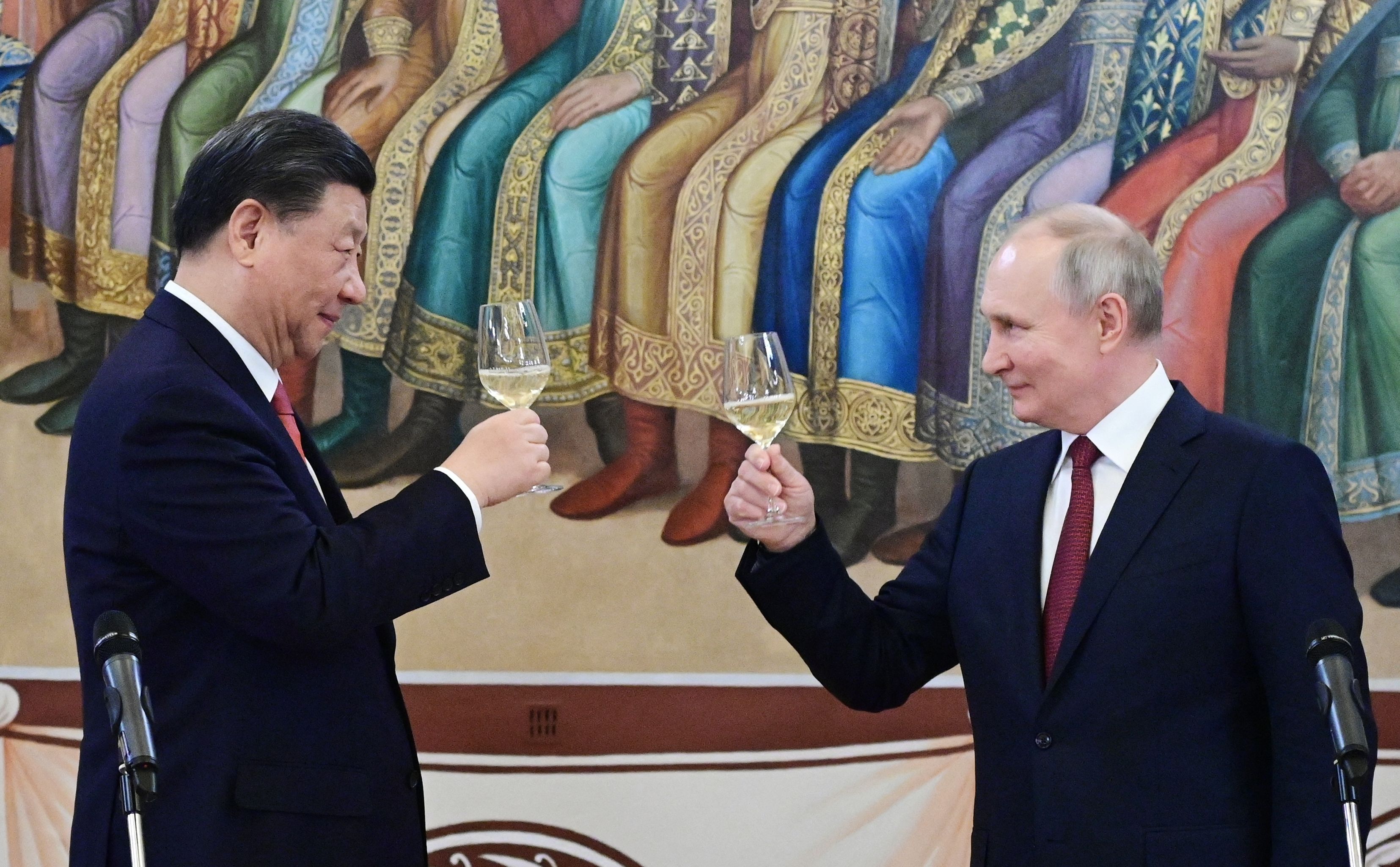Presiden Tiongkok Xi Jinping (kiri) dan Presiden Rusia Vladimir Putin (kanan) dalam pertemuan di Moskow, Maret 2023.