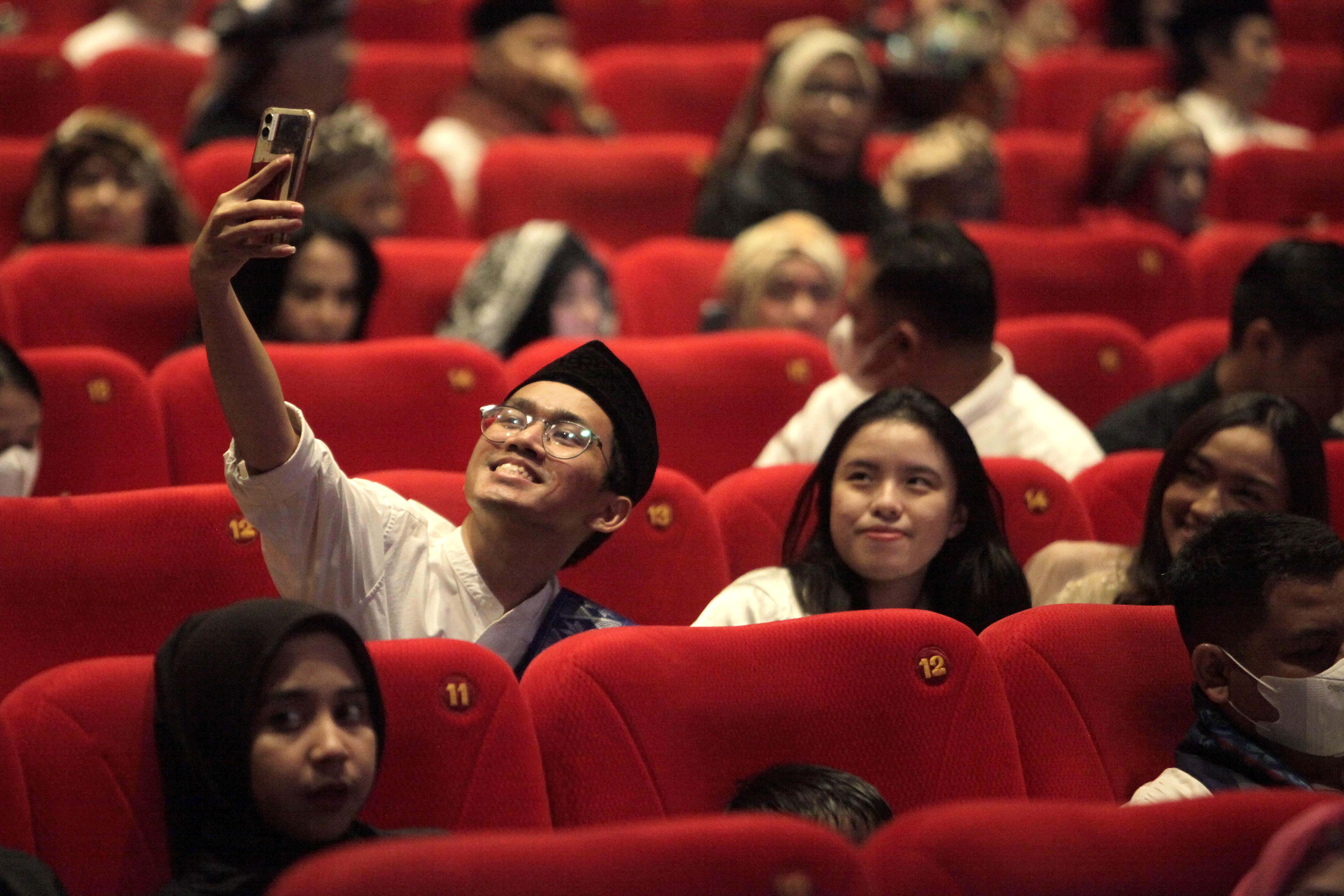 Sejumlah warga antusias menonton Gala Premiere Film Buya Hamka