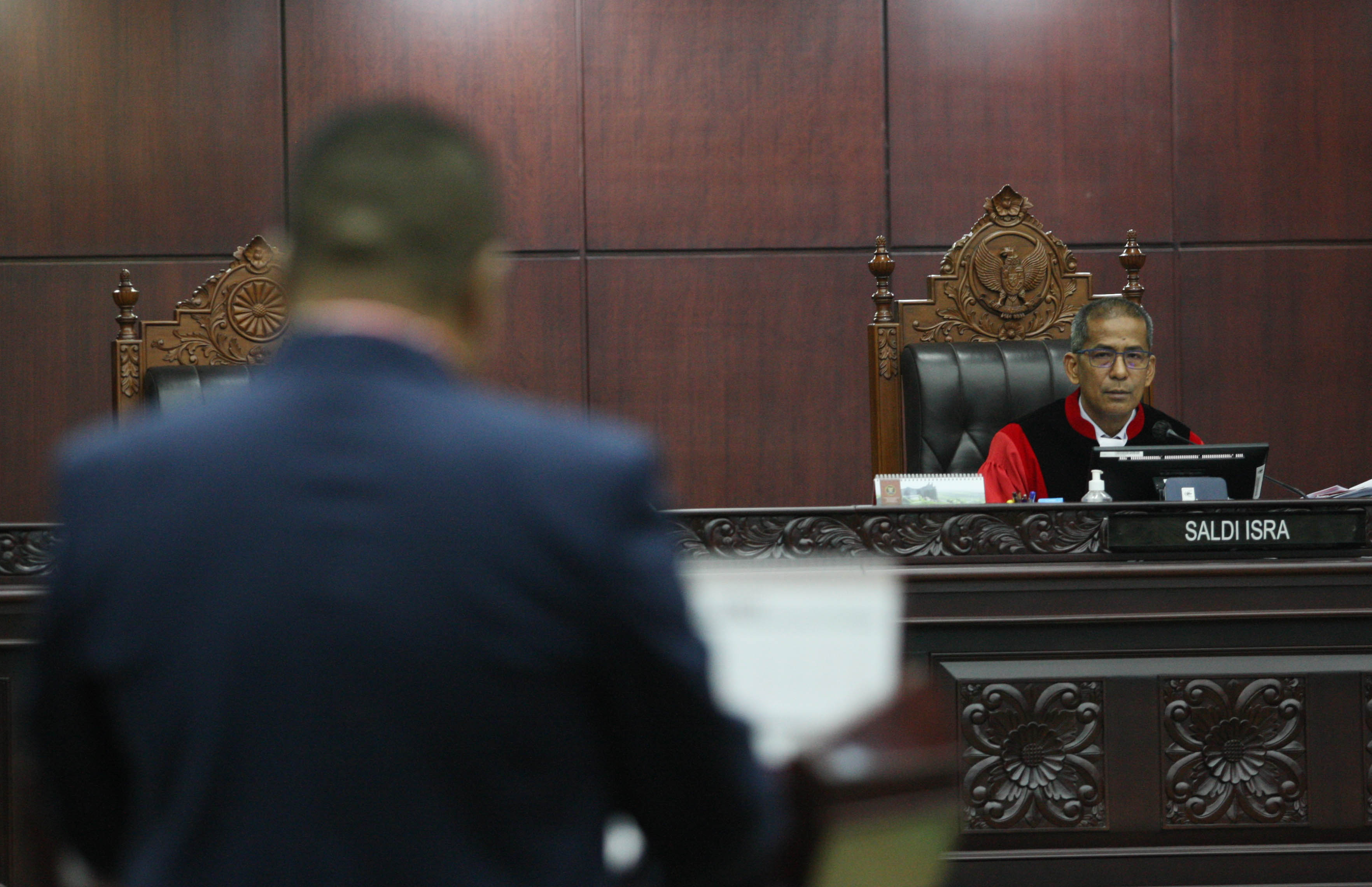 Ketua Majelis Hakim MkK Sadil Isra (kanan) menyimak keterangan saksi ahli pemohon Fritz Edward Siregar, Rabu (5/4).