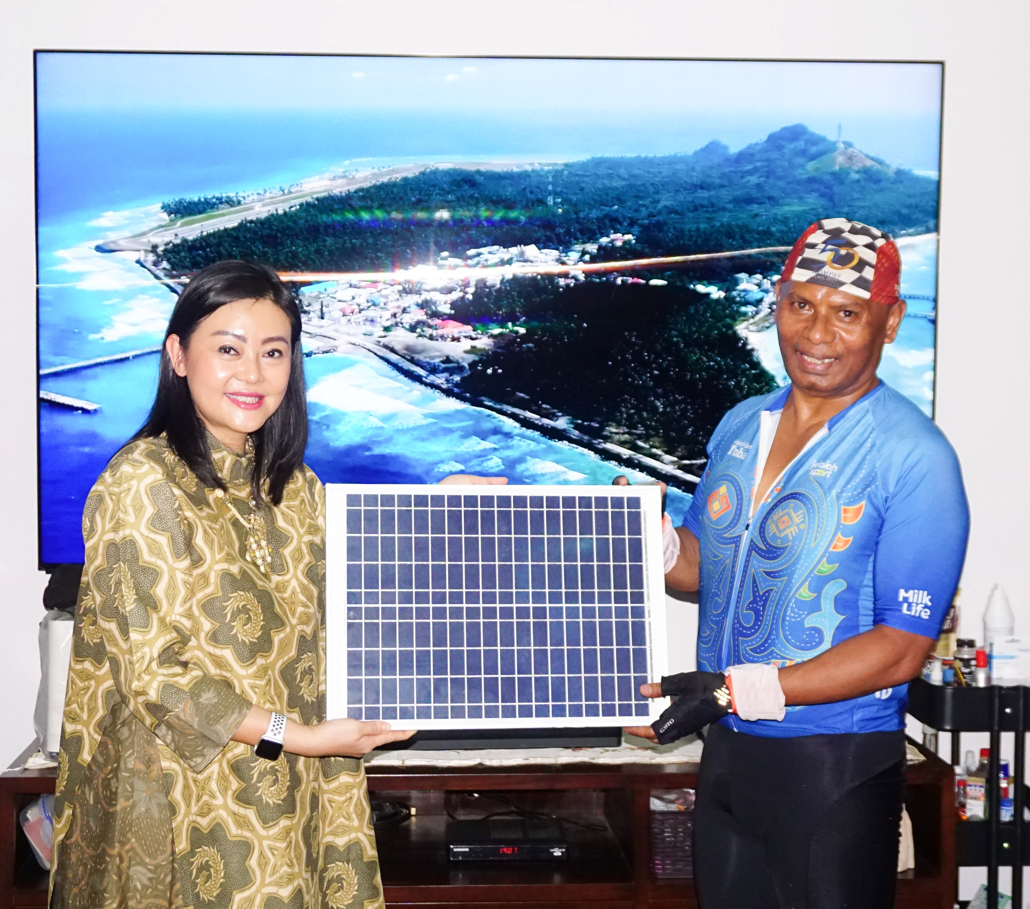 Komunitas Jelajah Bike dan Yayasan SUN Sumbang PLTS Off Grid di Pulau Ndana