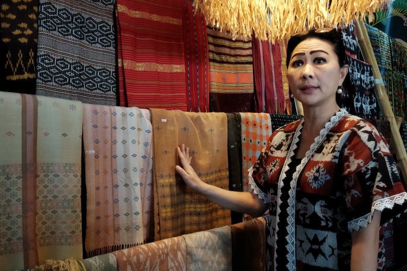 Ketua Dekranasda Provinsi NTT Julie Sutrisno Laiskodat menunjukkan contoh kain tenun yang akan digunakan 11 kepala negara ASEAN (27/4/2023).