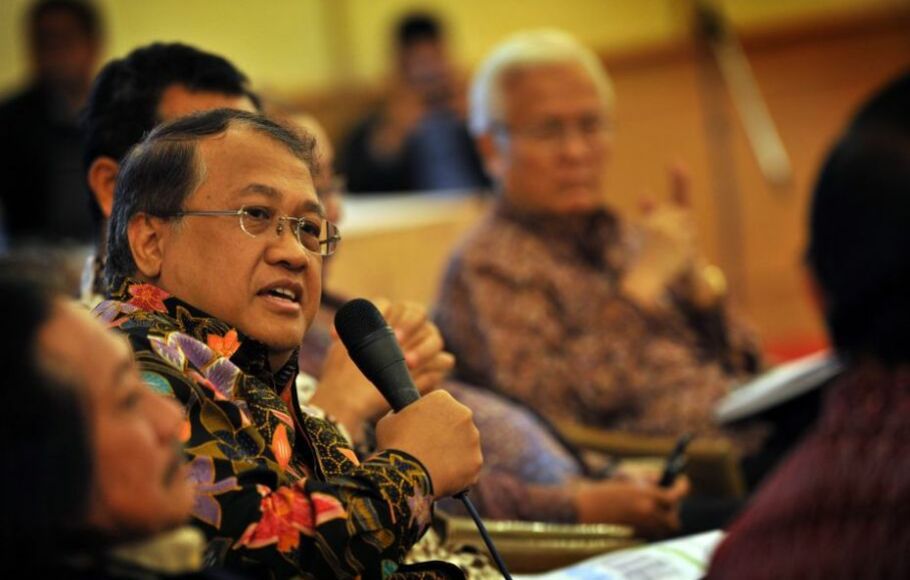 Wakil Ketua Dewan Komisioner OJK Rahmat Waluyo dalam diskusi evaluasi manfaat OJK di Jakarta, Senin (23/6)