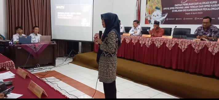 Ketua Divisi Teknis Penyelenggara Pemilu KPU Jawa Tengah Putnawati saat memberi arahan di KPU Kota Tegal.