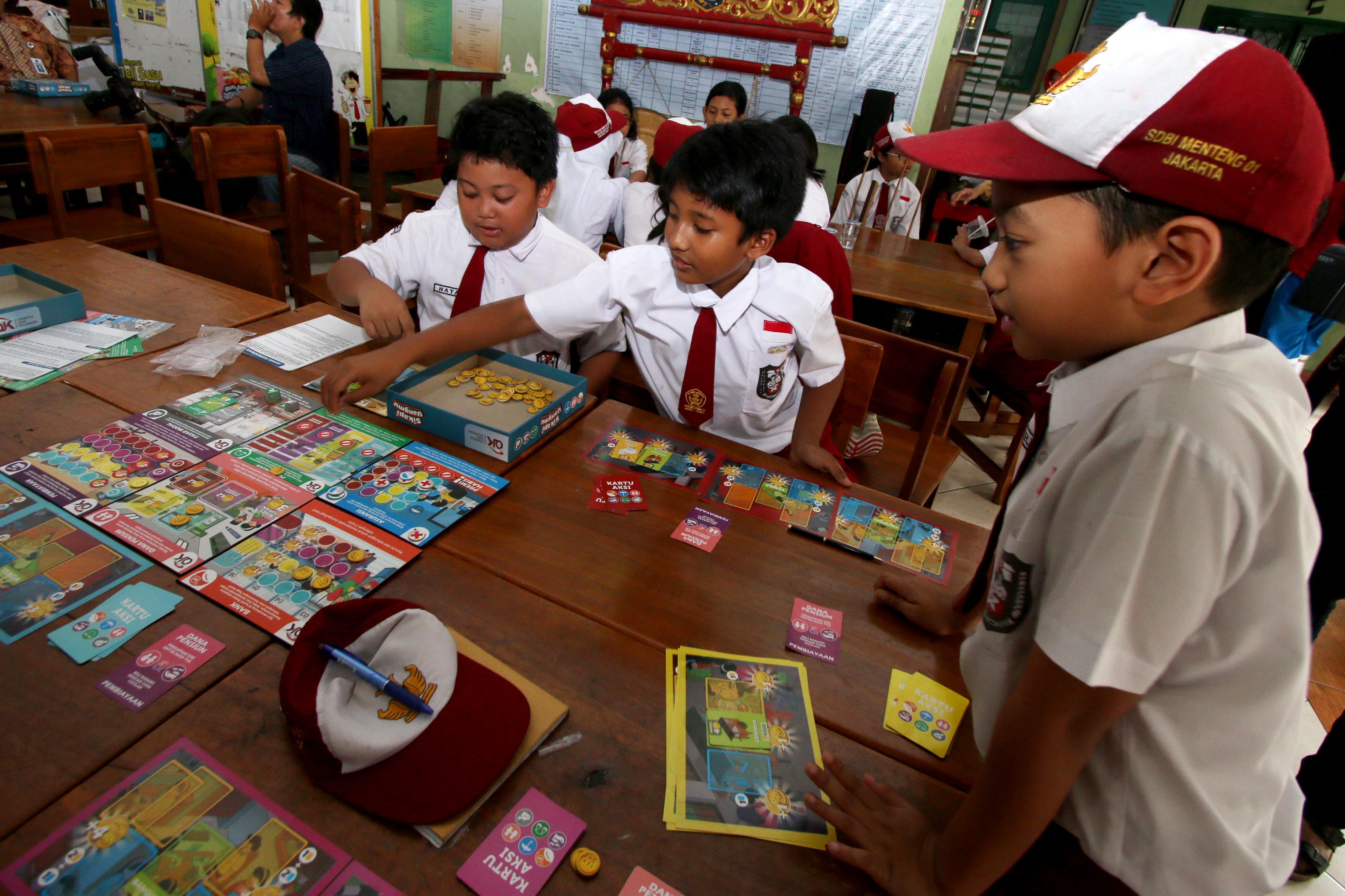 Sejumlah siswa SDN 1 Menteng Jakarta mencoba permainan tentang keuangan saat sosialisasi tabungan simpanan pelajar