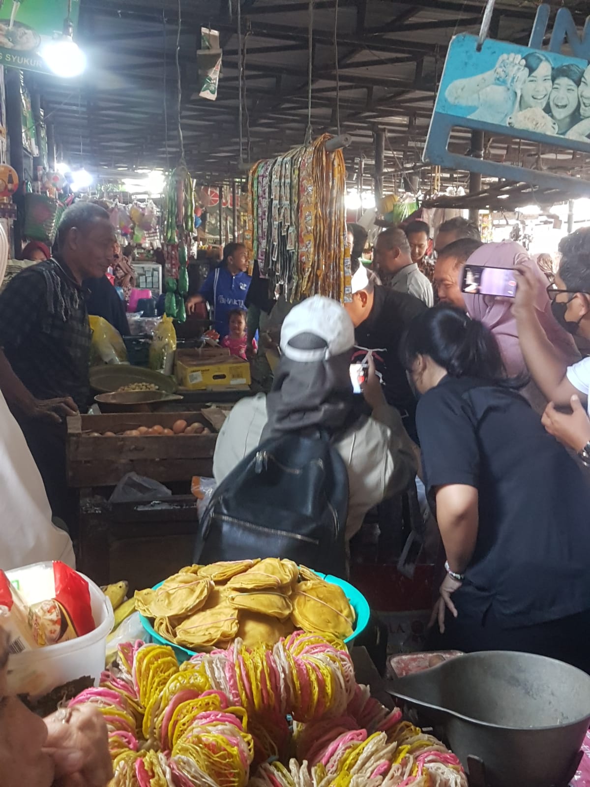 Aktivitas perekonomian warga di pasar tradisional Kota Tegal, Jawa Tengah