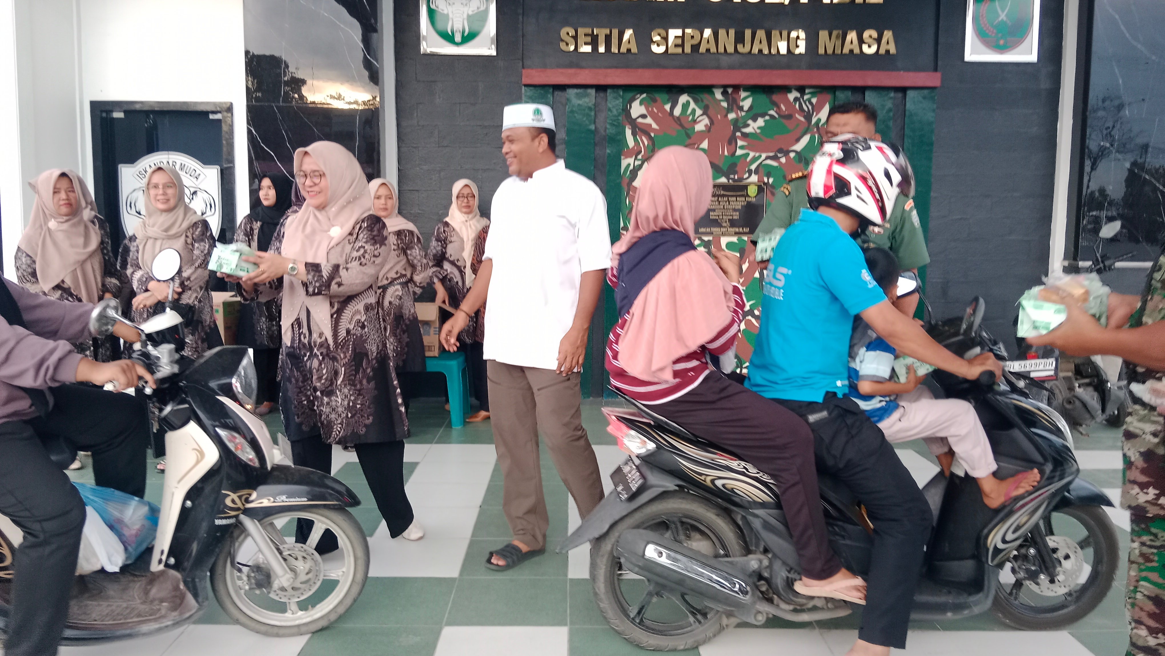 Dandim 0102/Pidie, Letkol Inf Abdul Jamal Husin (baju koko putih) bersama Isteri dan jajarannya sedang menyerahkan takjil berbuka puasa.