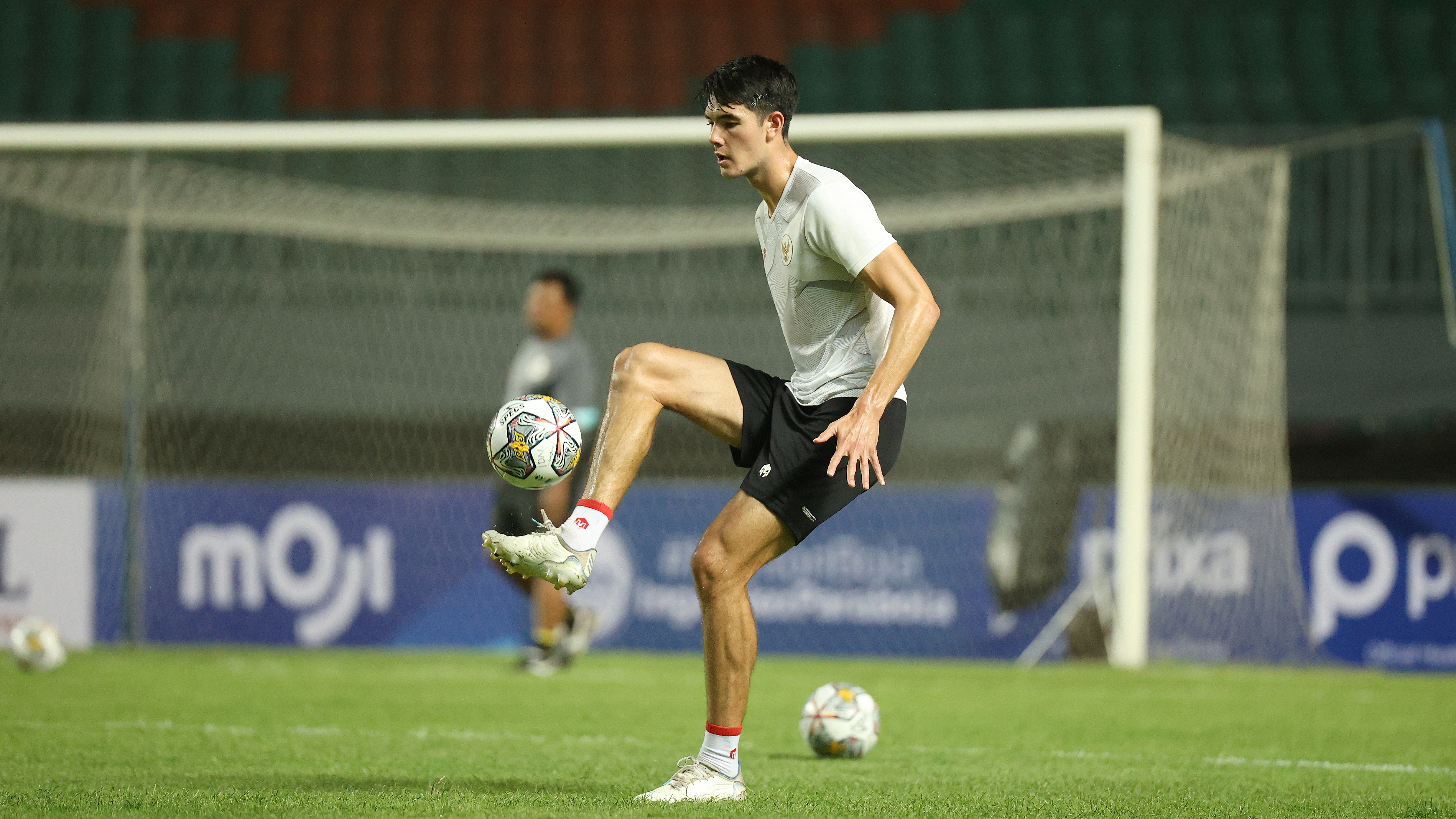 Pemain klub Liga Inggris Cheltenham Town FC Elkan Baggott.