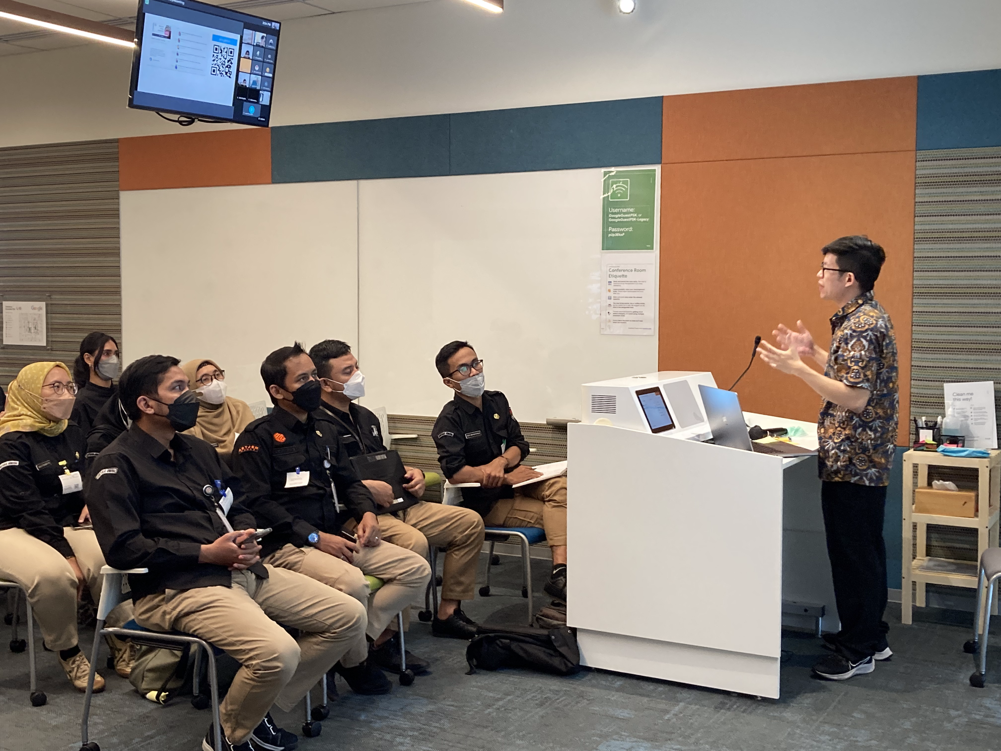 Peserta dari KPU mengiktui pembelajaran SEO dari Strategic Partnerships Search and Assistant Google William Prabowo, 