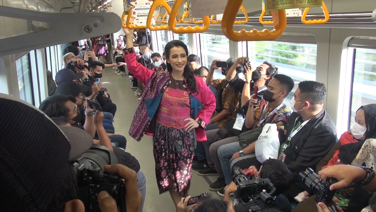 Trunk Show atau Fashion Show pertama digelar di Light Rail Transit (LRT) Palembang, Minggu (9/4).