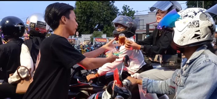 Komunitas pemotor Jateng dan Jabar membagikan takjil di Tegal