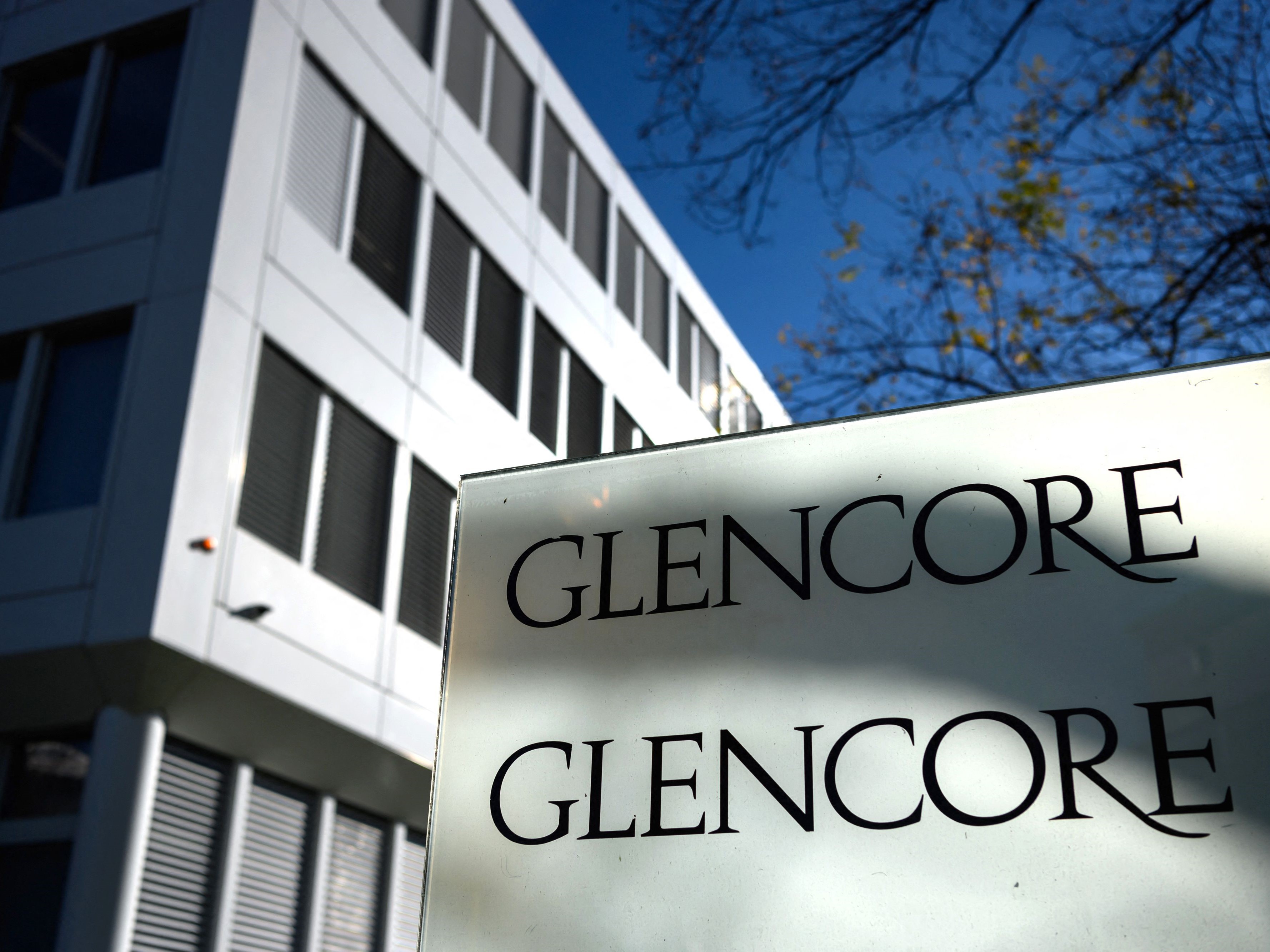 Dalam file foto yang diambil pada 13 November 2020 ini terlihat markas raksasa perdagangan komoditas Swiss Glencore di Baar, Swiss tengah.