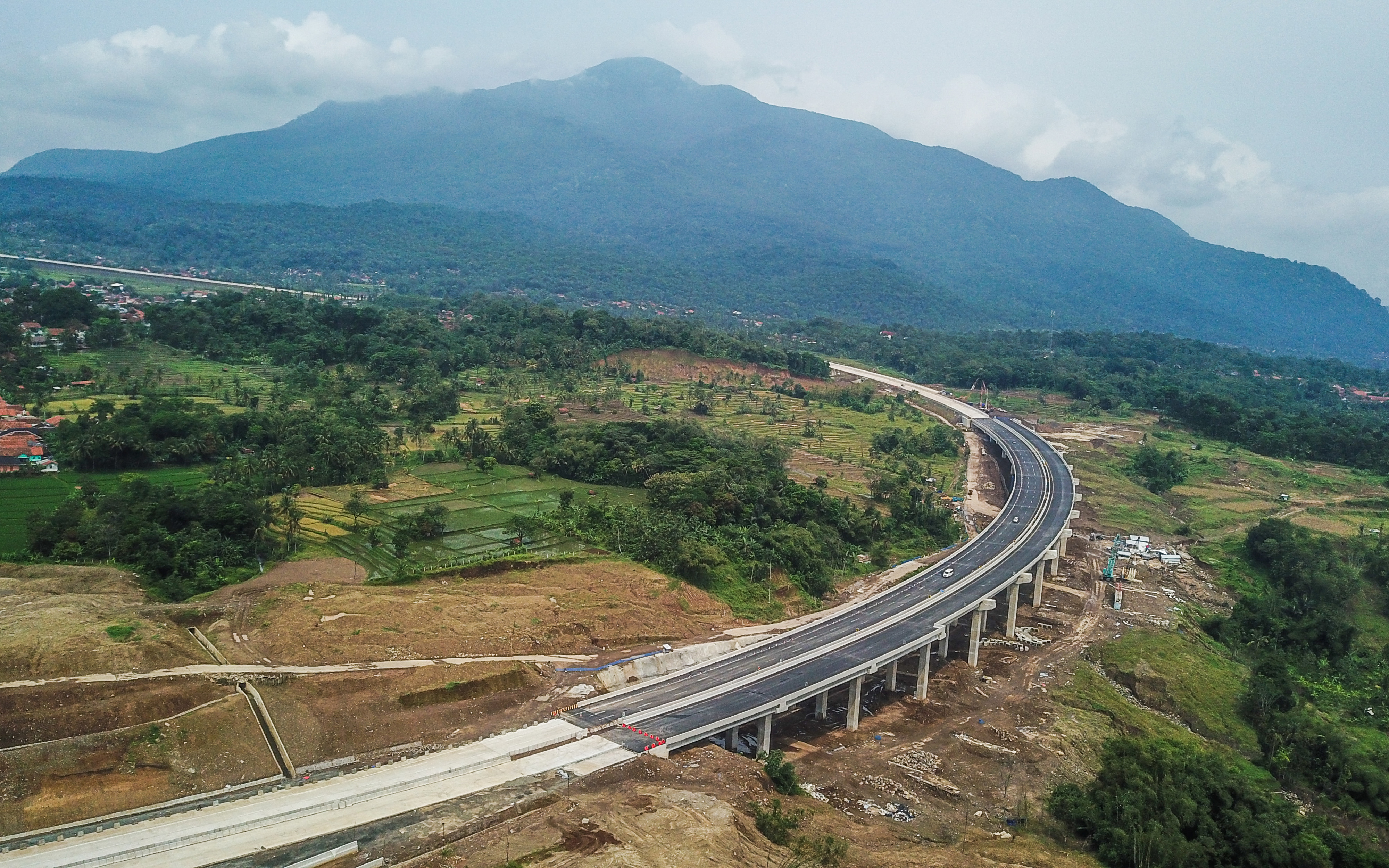 Foto udara kendaraan melintasi jalur fungsional Tol Cileunyi-Sumedang-Dawuan (Cisumdawu) 