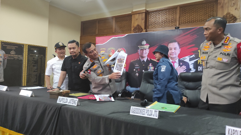 Kapolda Jawa Tengah Irjen Ahmad Luthfi  memaparkan kasus dukung penggandar uang di Banjarnegara