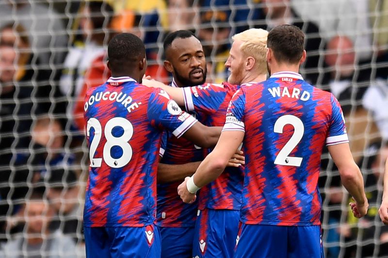 Para pemain Crystal Palace melakukan selebrasi selepas menjebol gawang Leeds United, Minggu (9/4).