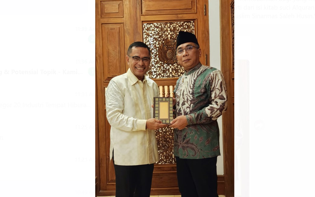 Managing Director (MD) Sinarmas Saleh Huisn (kiri) menyerahkan Al-Quran kepada Ketua Umum PBNU Gus Yahya Cholil Staquf.