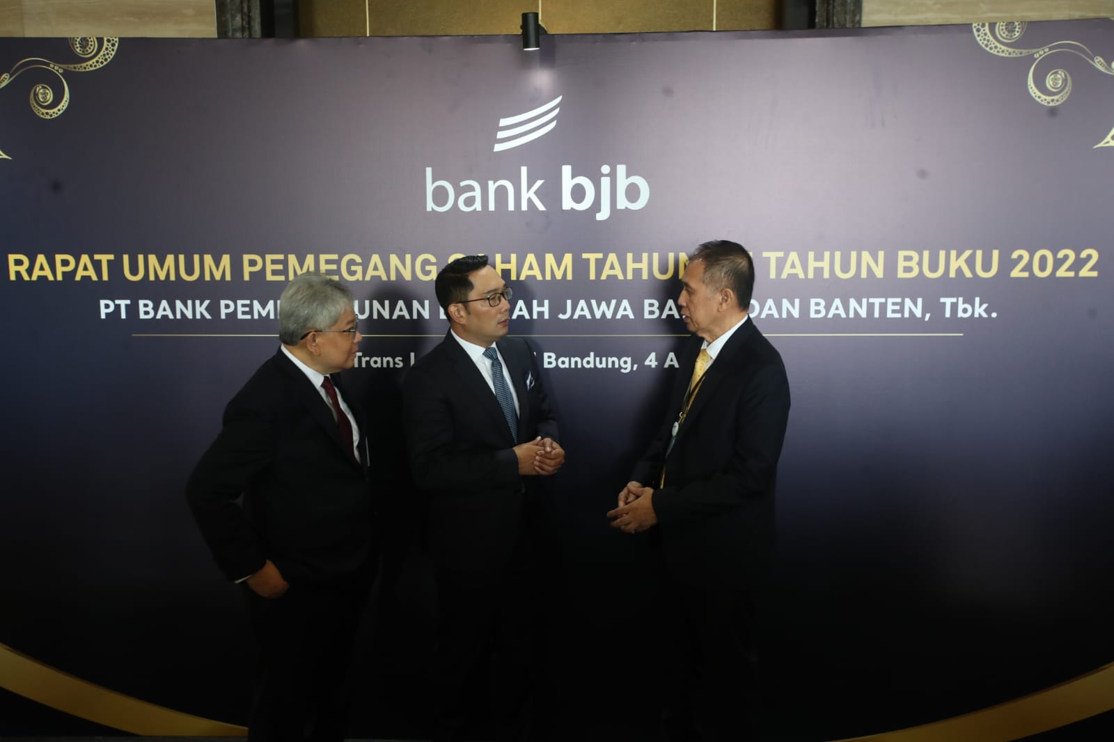 Gubernur Jawa Barat Ridwan Kamil bersama Dirut Bank BJB Yuddy Renaldi serta Komisaris Utama Independen Farid Rahman
